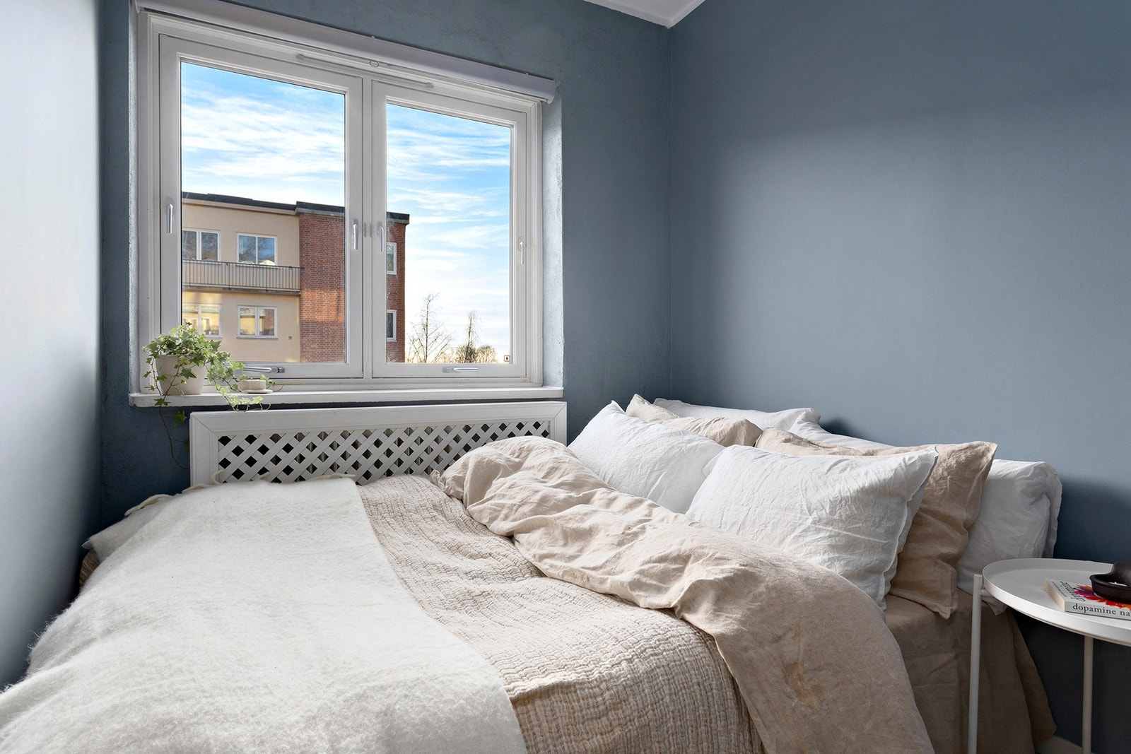 Innbydende soverom med plass til dobbeltseng og nattbord. Galleribilde