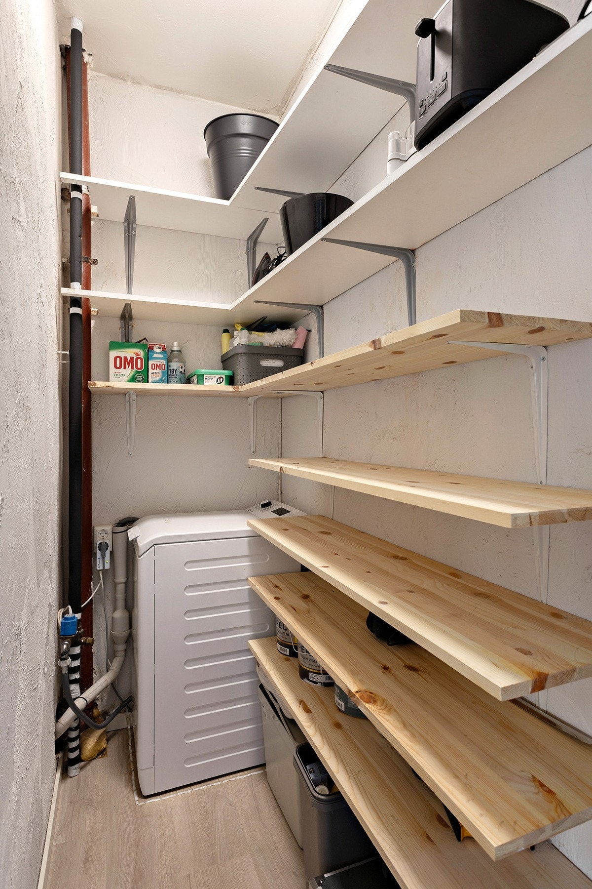 Gode oppvaringsmuligheter, og opplegg for vaskemaskin i
bod. Waterguard med lekkasjestopp er montert. Galleribilde