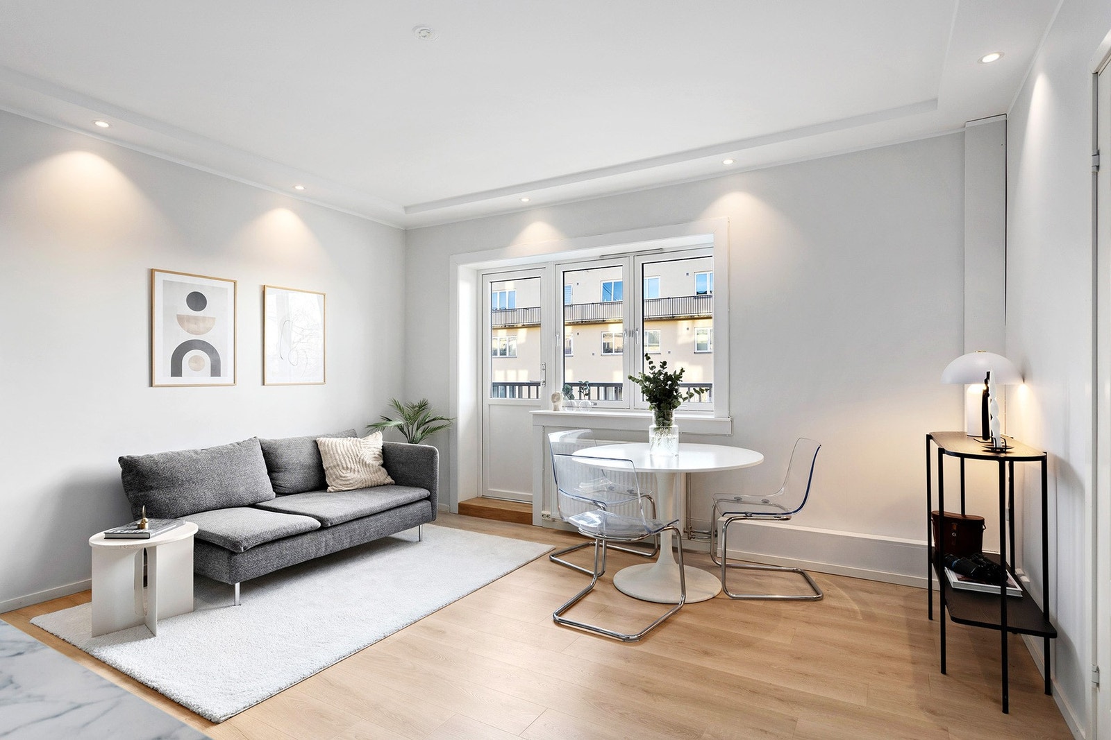 Her får du en leilighet med god planløsning og store vindusflater som slipper lyset fint inn. Galleribilde