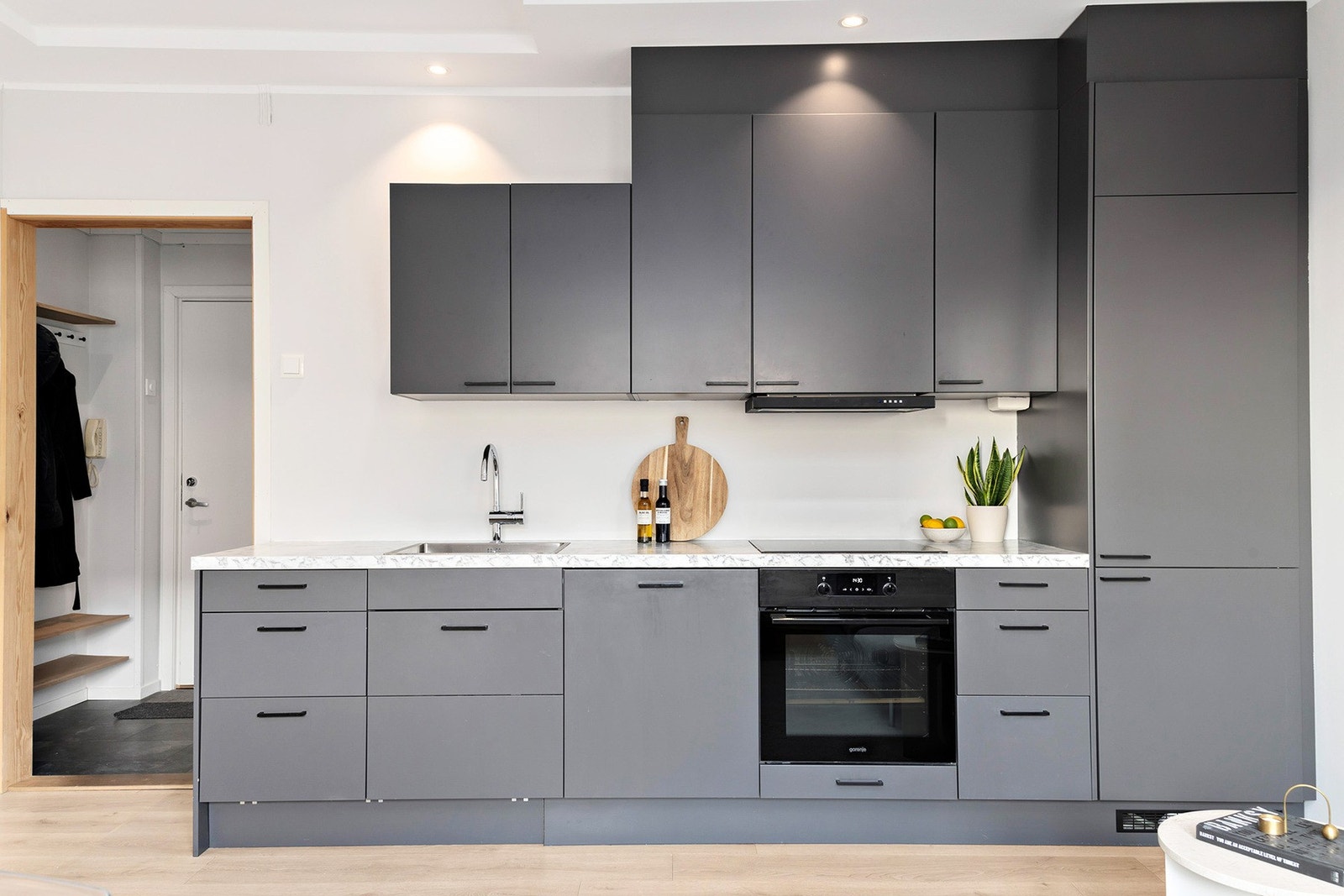 Laminat benkeplate, oppvaskkum, ventilator, integrert oppvaskmaskin, kjøl/fryseskap, stekeovn og induksjon platetopp. Waterguard med lekkasjestopp er montert. Galleribilde