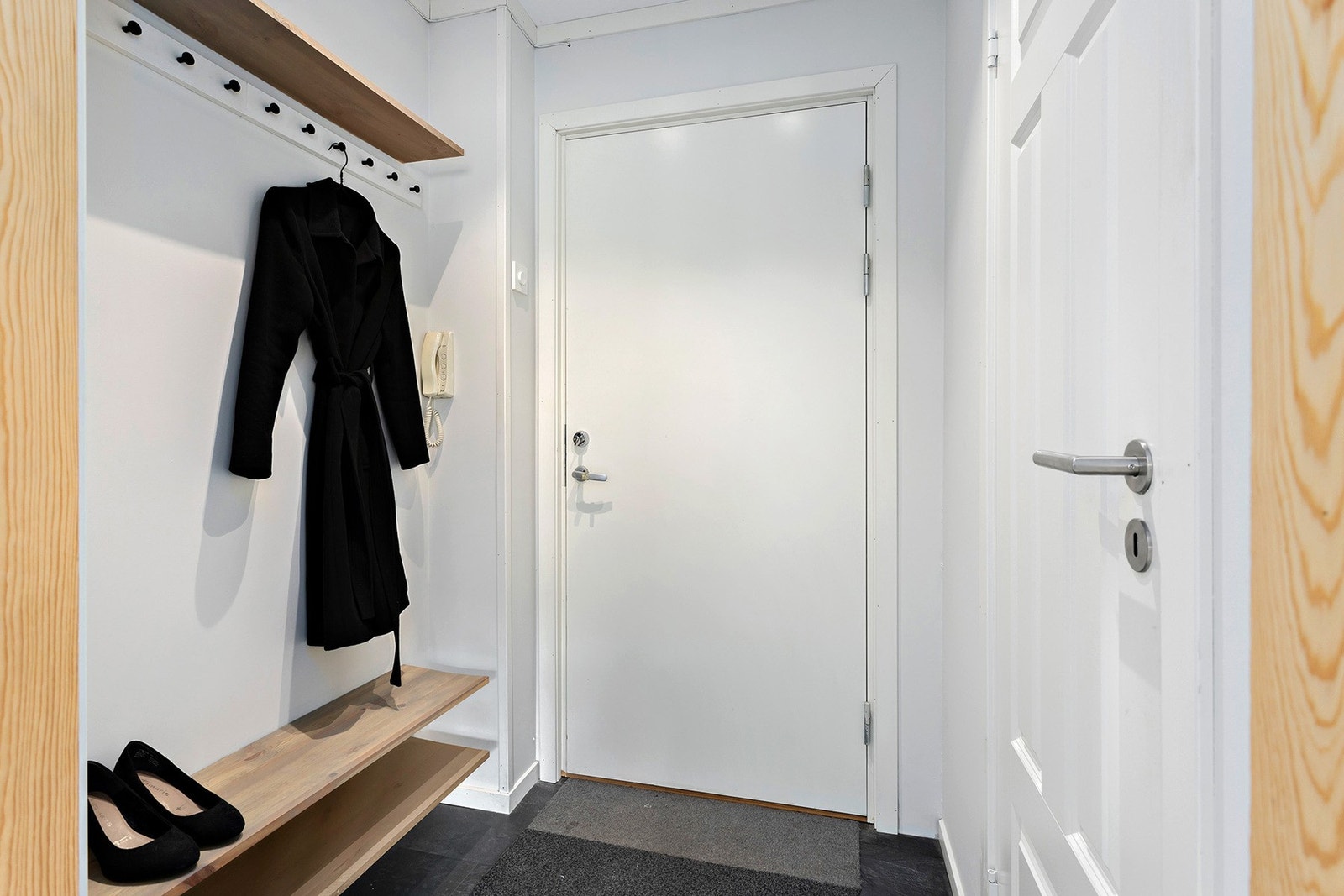 God plass for å henge fra seg yttertøy i entréen. Galleribilde