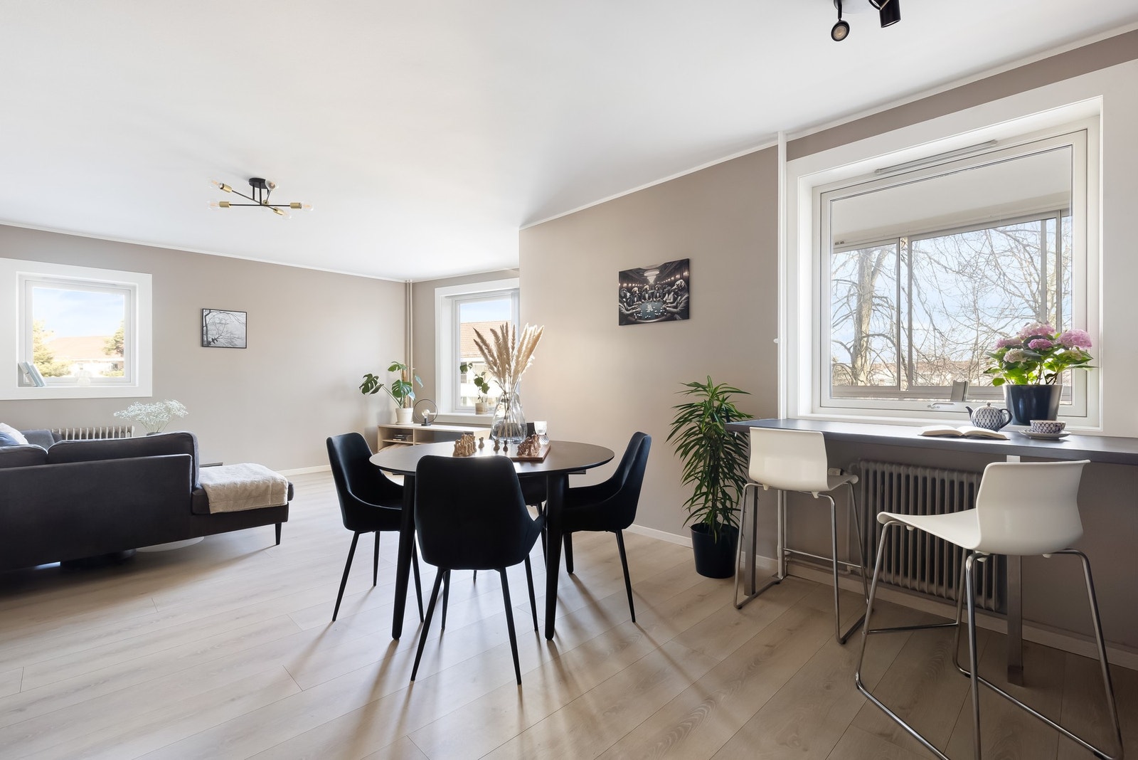 Her har du plass til spisebord, samt er det egen barløsning med hyggelig utsyn. Galleribilde