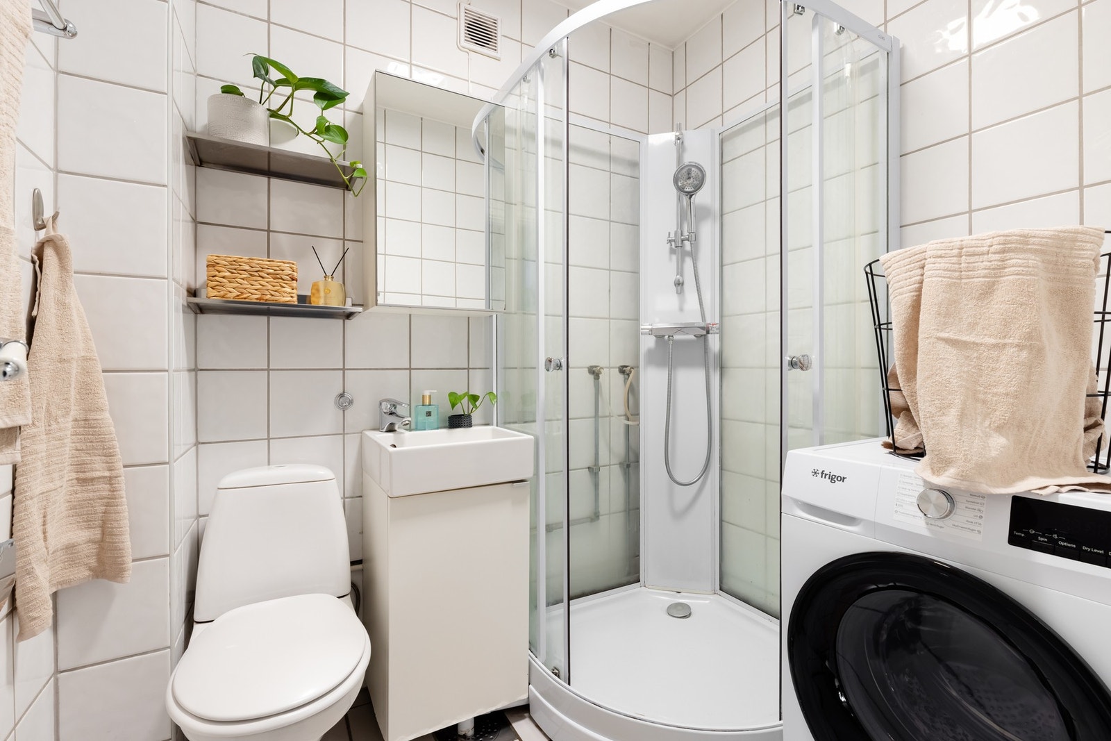 Badet er utstyrt med toalett, baderomsinnredning, speilskap og dusjkabinett. Opplegg for vaskemaskin. Galleribilde