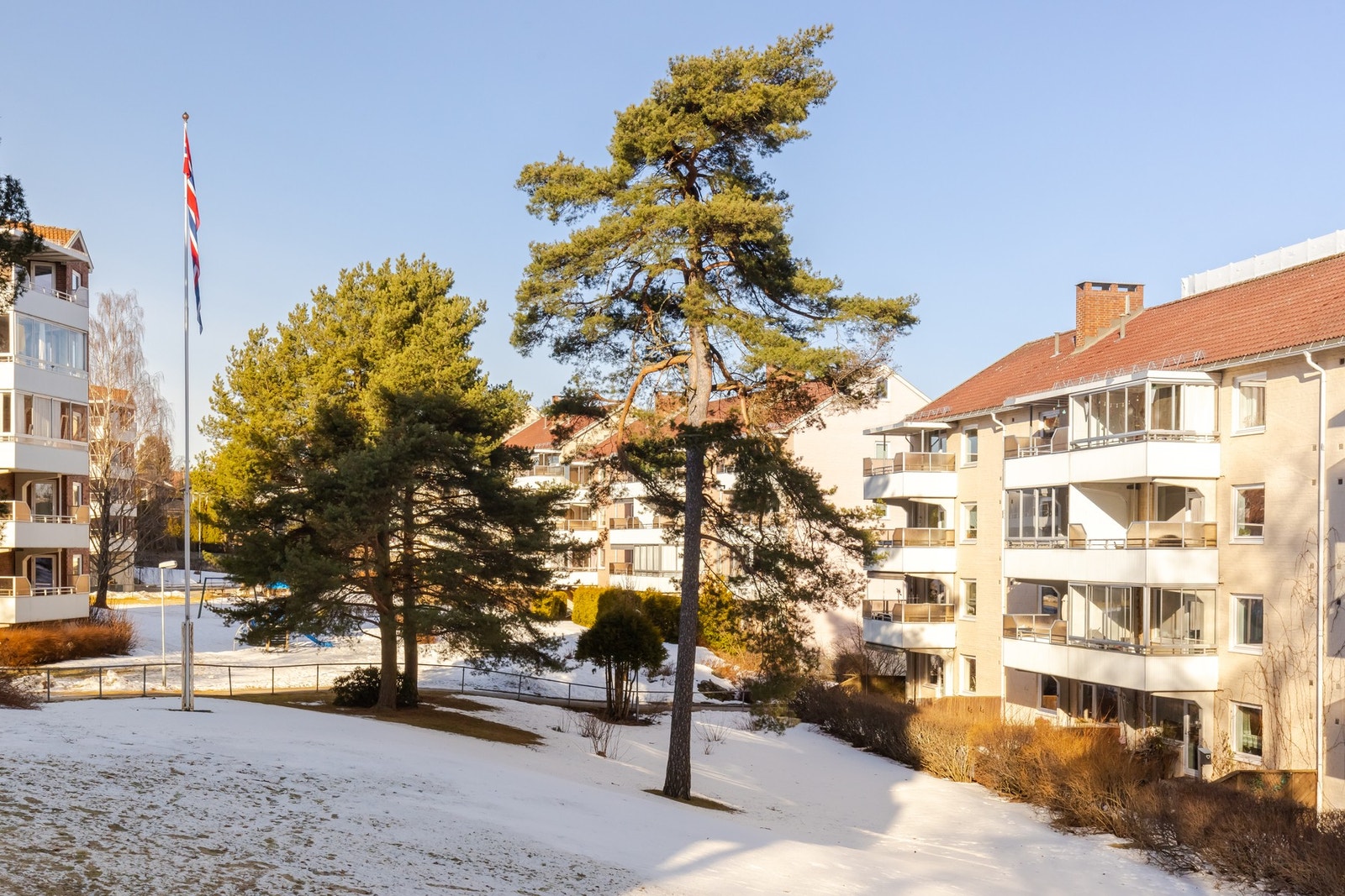 Her har du sol fra morgen til ca. kl 12/13 med hyggelig utsyn over nabolaget. Galleribilde