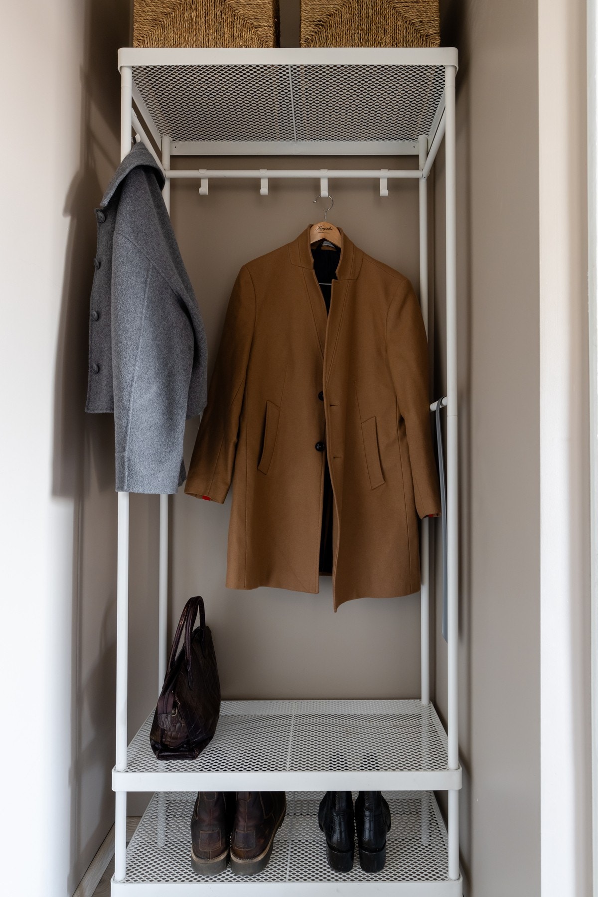 Her har du plass til oppbevaring av sko og yttertøy. Galleribilde