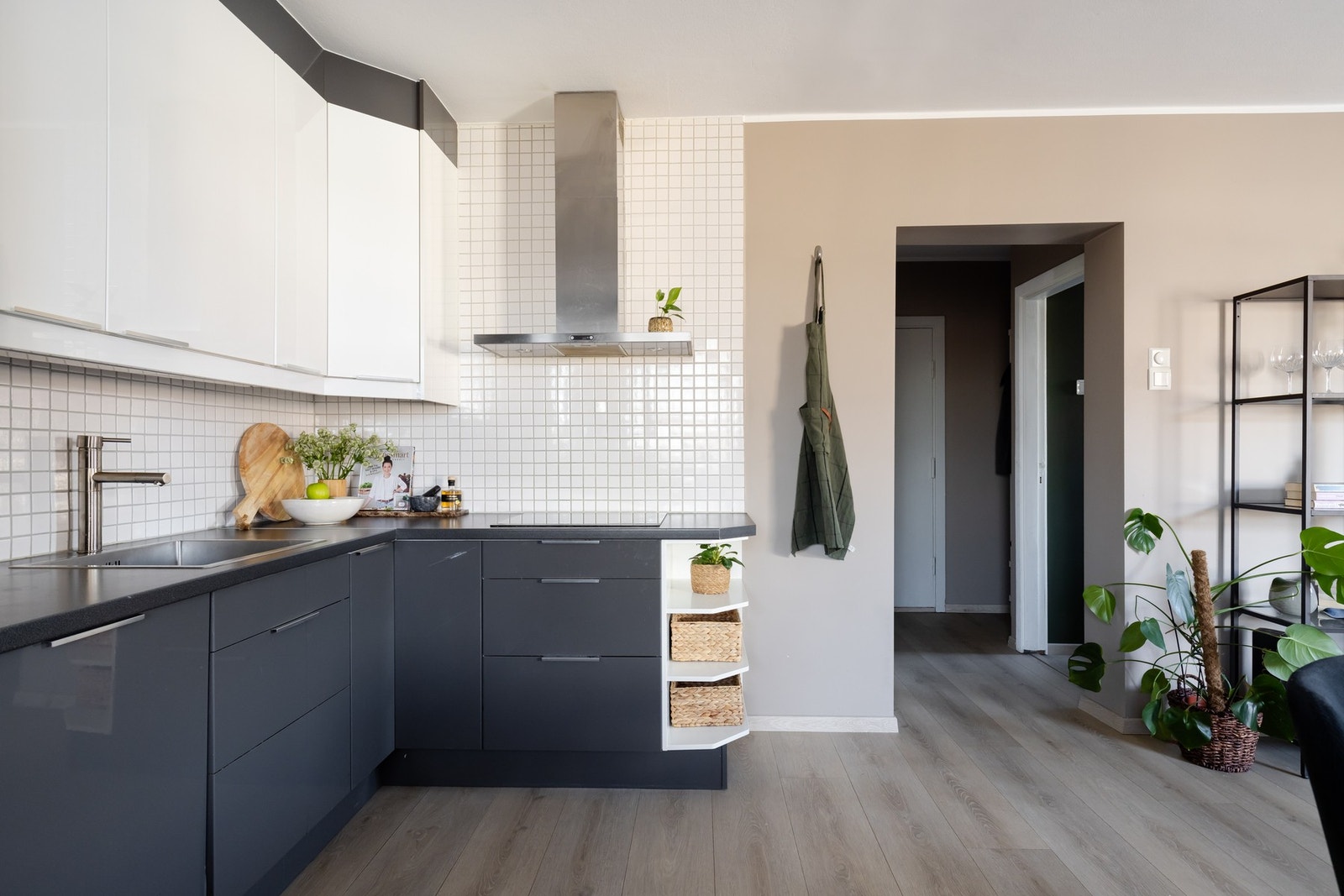 Det er integrert kjøleskap/frys, stekeovn, induksjonstopp, mikrobølgeovn og oppvaskmaskin som medfølger. Galleribilde