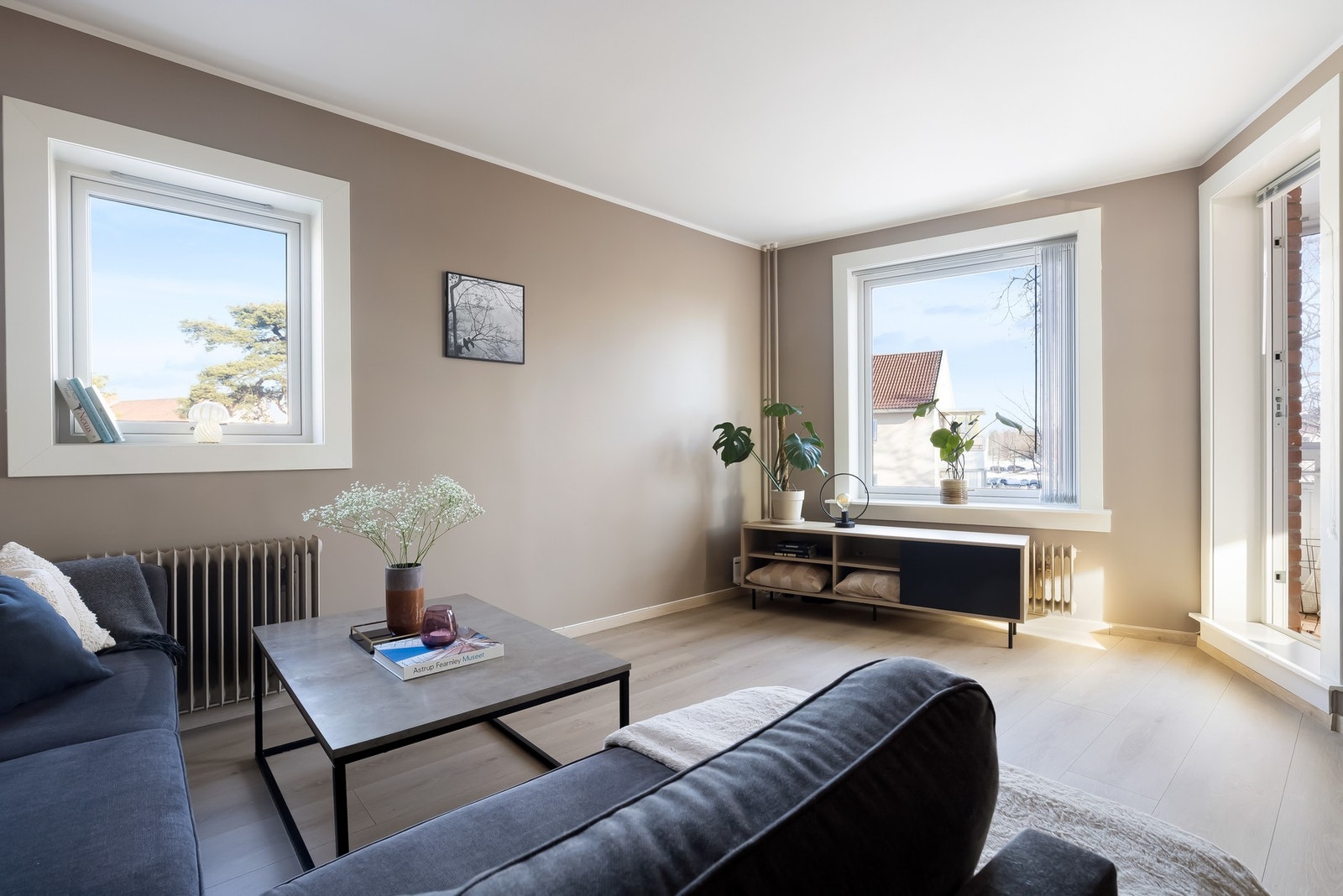 I stuen er det naturlige soner for møblering. Her har du plass til sofa med tilhørende møblement. Galleribilde