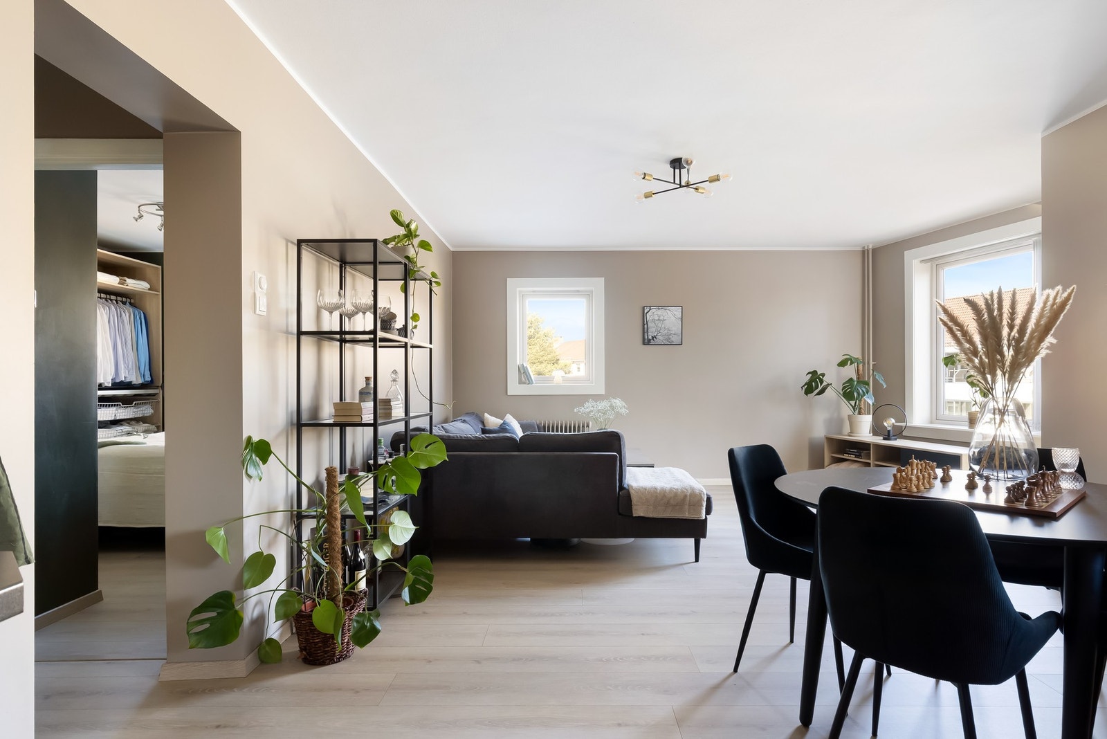 Veggene er holdt i moderne farger og det er lys laminat på gulv. Galleribilde