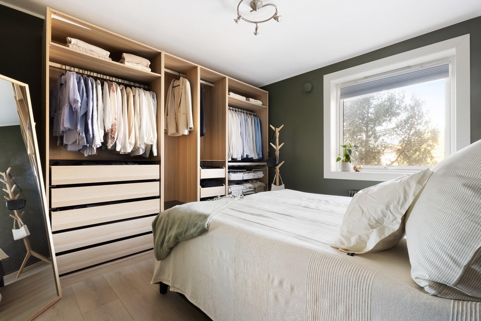 Hovedsoverommet er av god størrelse. Her har du plass til dobbeltseng, nattbord og stor garderobeløsning. Galleribilde