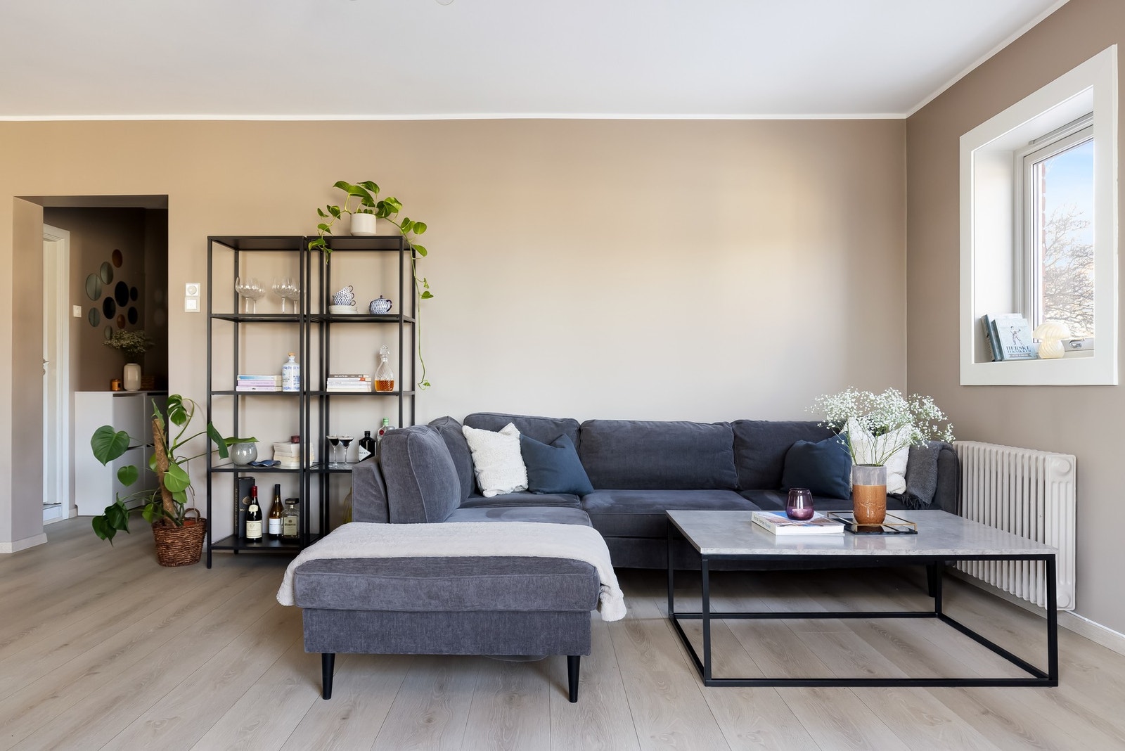 Leiligheten fremstår som lys og luftig, samt holder en god planløsning. Galleribilde