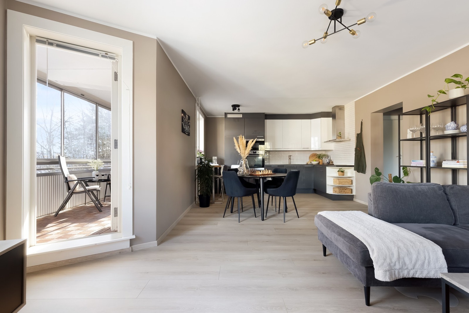 Videre byr leiligheten på en åpen stue-kjøkken løsning. Galleribilde