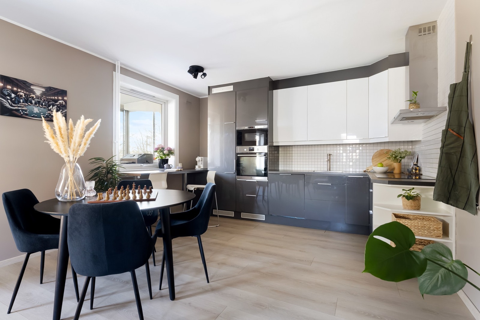 Moderne kjøkken med mye skap- og benkeplass. Galleribilde