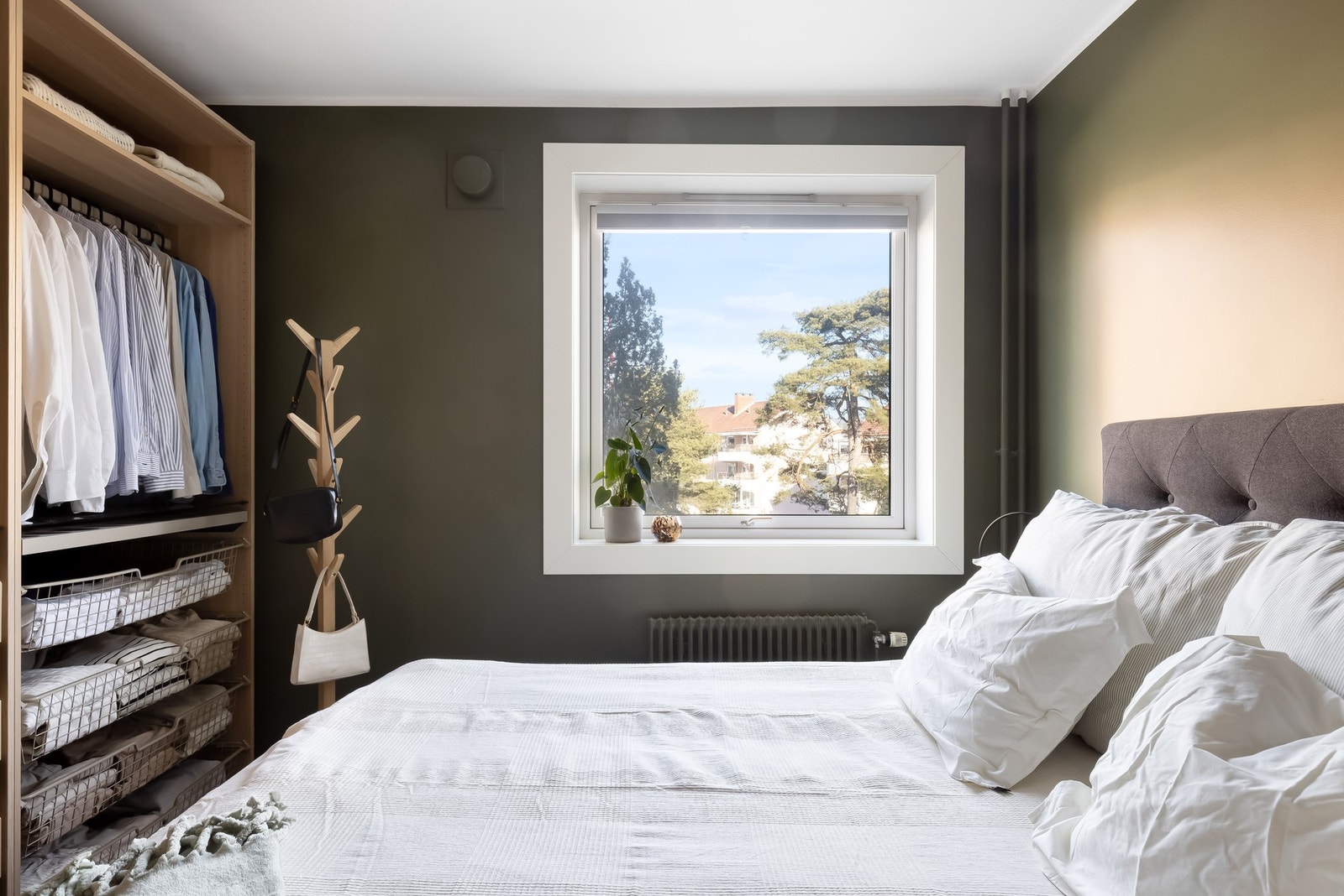 Soverommet er malt i en lun og behagelig farge, her ligger alt til rette for en god natts søvn! Galleribilde