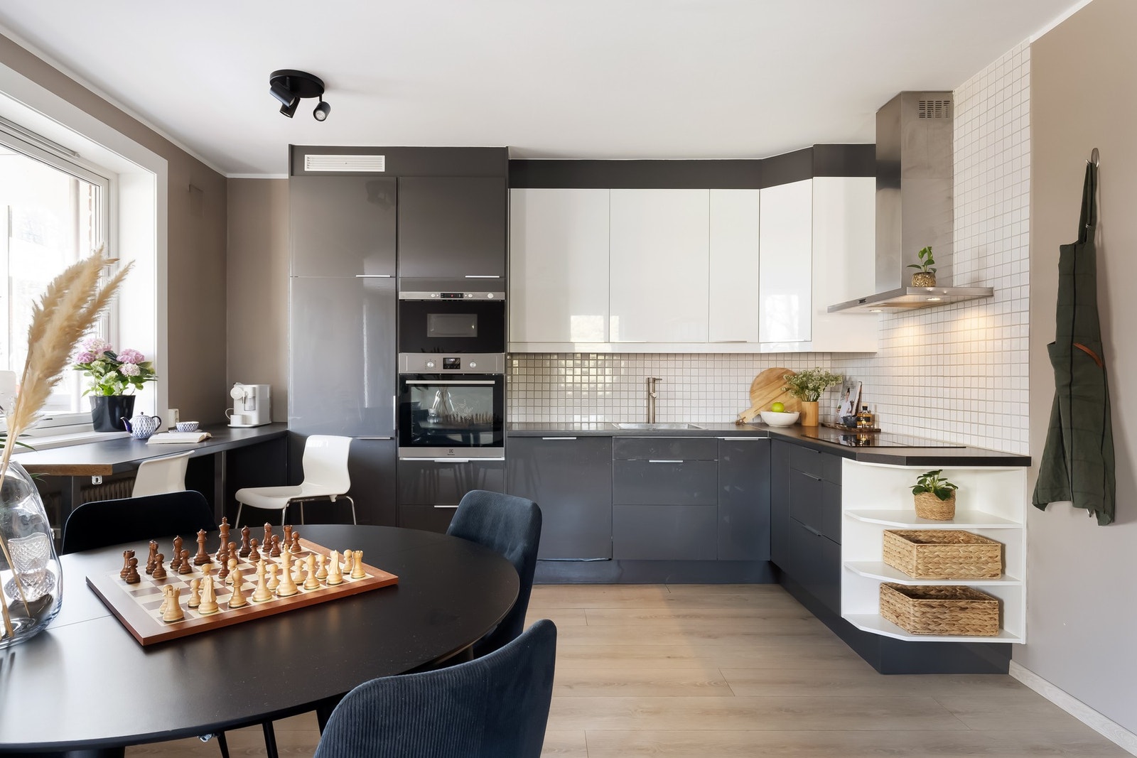 På kjøkkenet har du god skap og benkeplass. Her ligger alt til rette for en behagelig og organisert opplevelse på kjøkkenet. Galleribilde