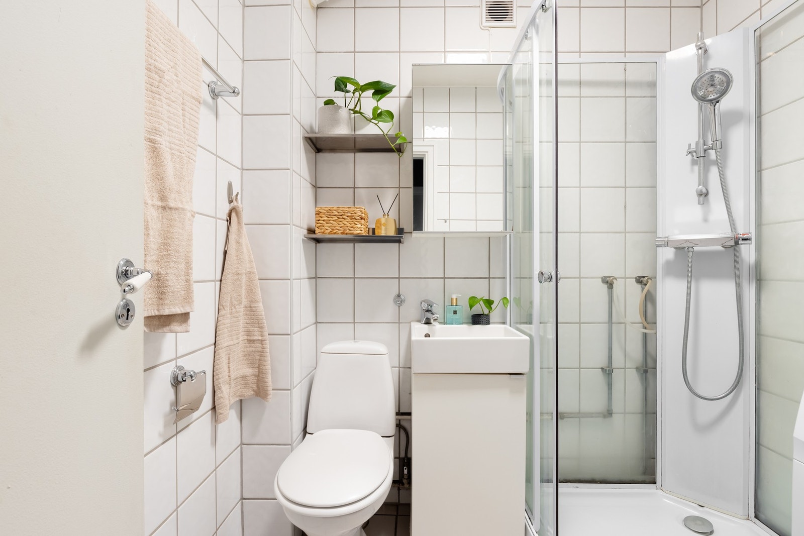 Lyst og funksjonelt baderom. Galleribilde