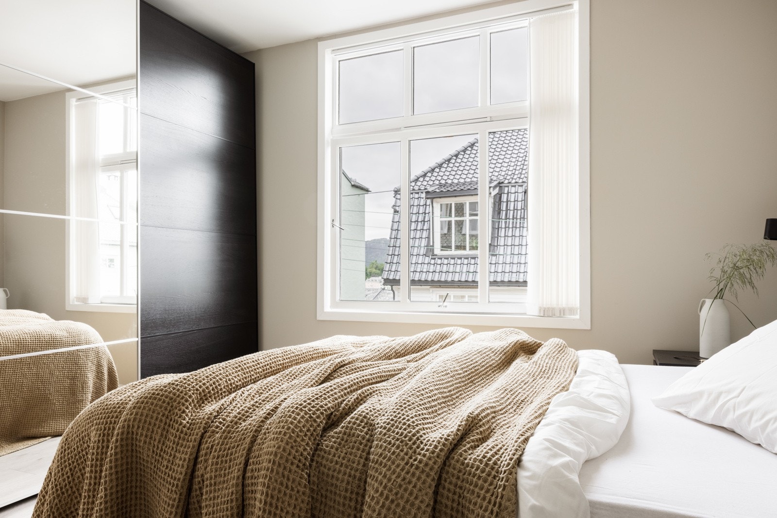 Det er en stor skyvedørsgarderobe på dette rommet som medfølger handelen. Galleribilde