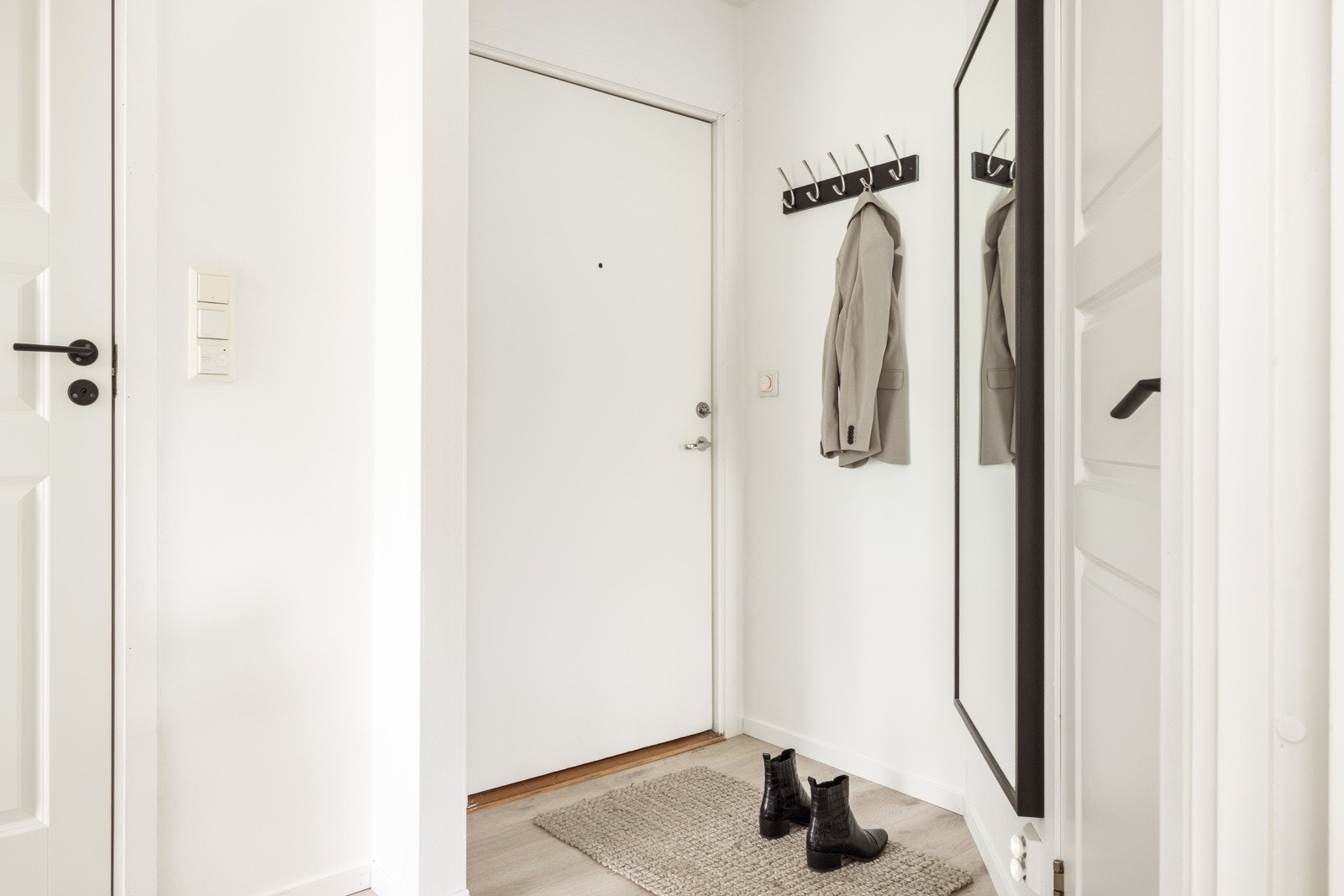 Velkommen inn! i entréen er det slette vegger og laminatgulv lagt i 2019. Galleribilde
