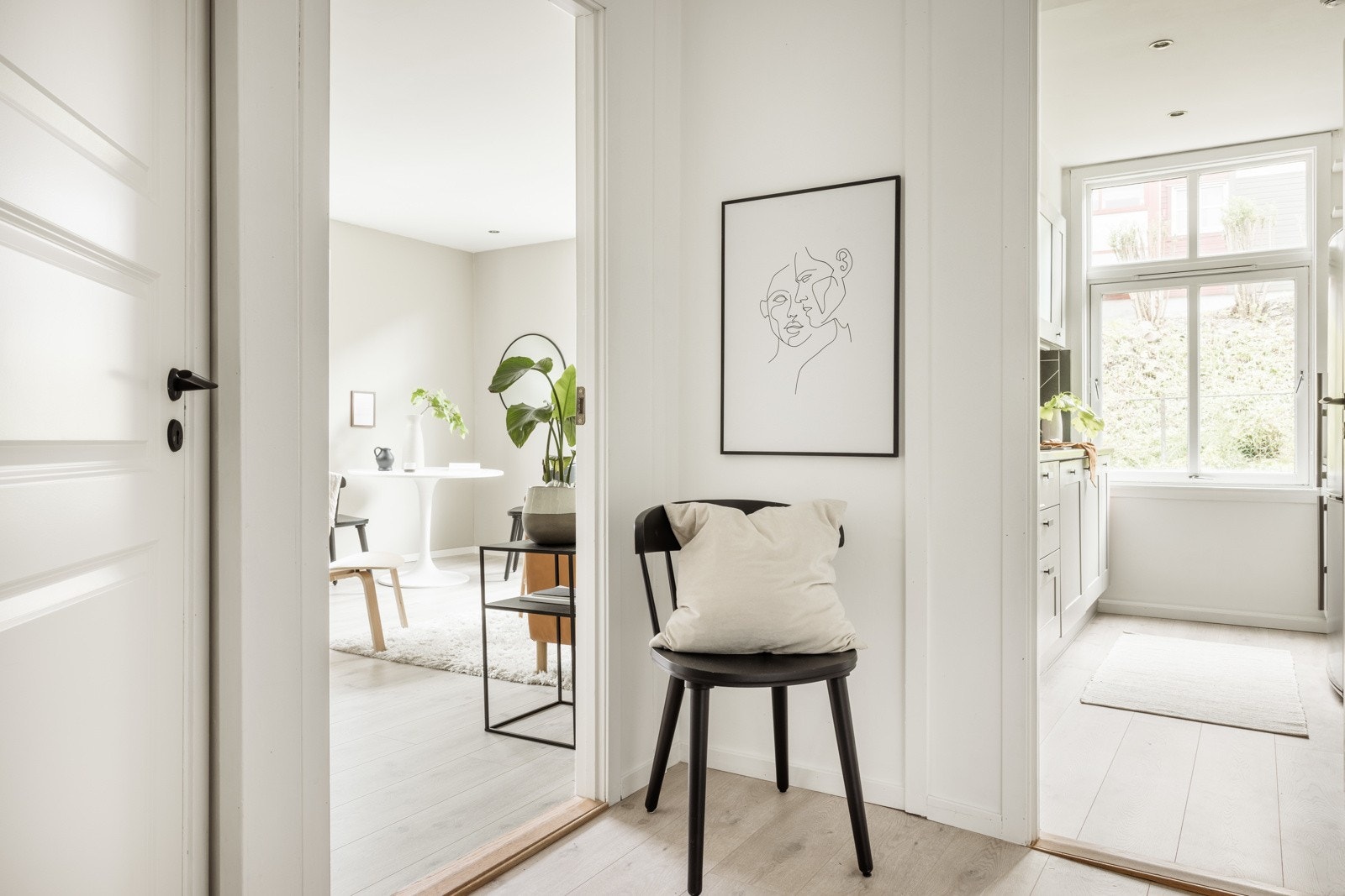 Fra entréen beveger oss videre inn til stuen. Galleribilde