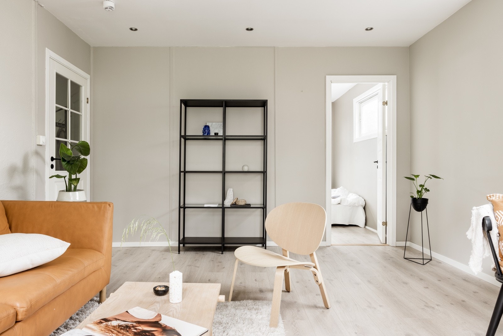 Stuen har en planløsning som gjør det enkelt å møblere med både sofa og spisegruppe. Galleribilde