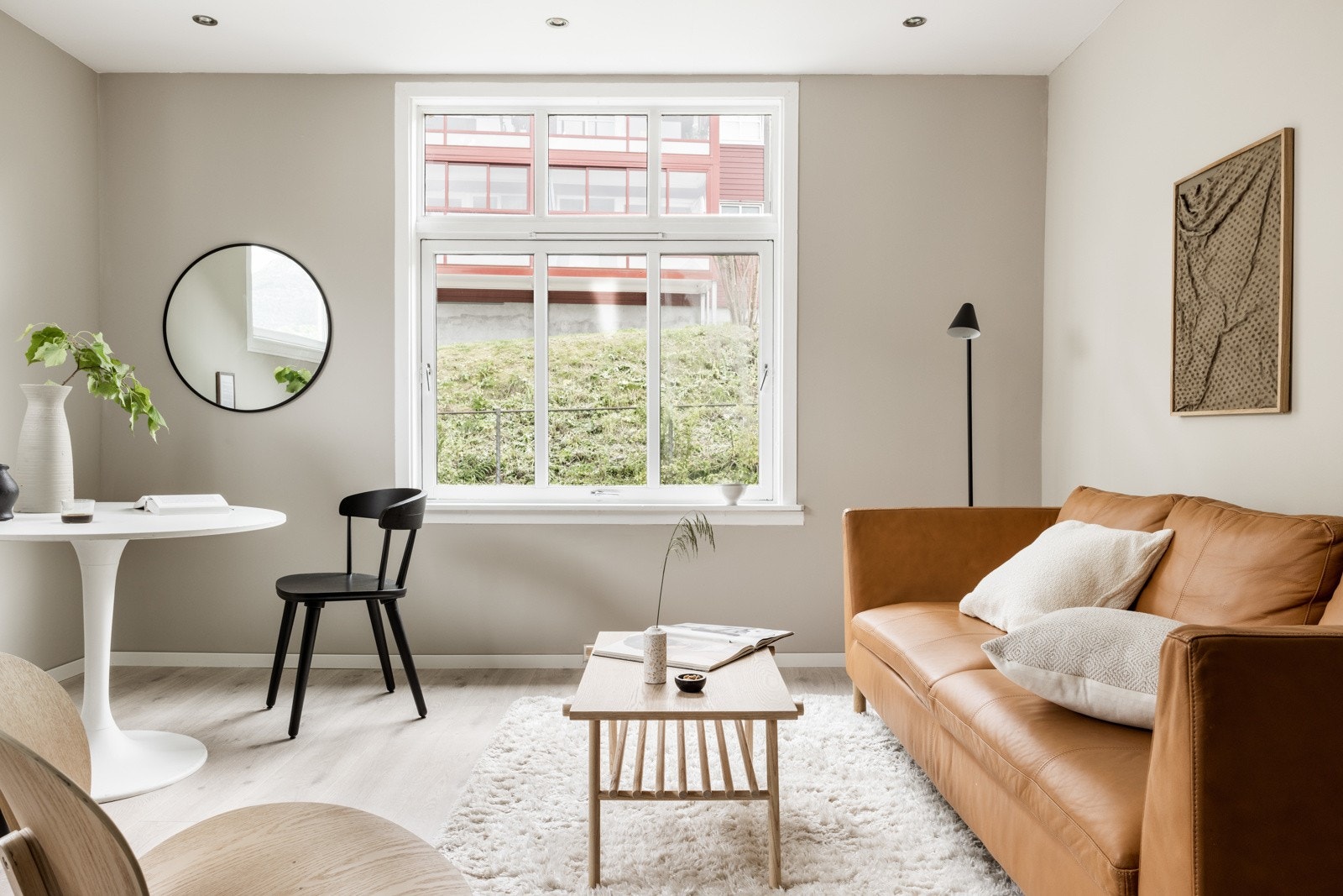 I stuen er det downlights i tak og laminatgulv fra 2019. Galleribilde