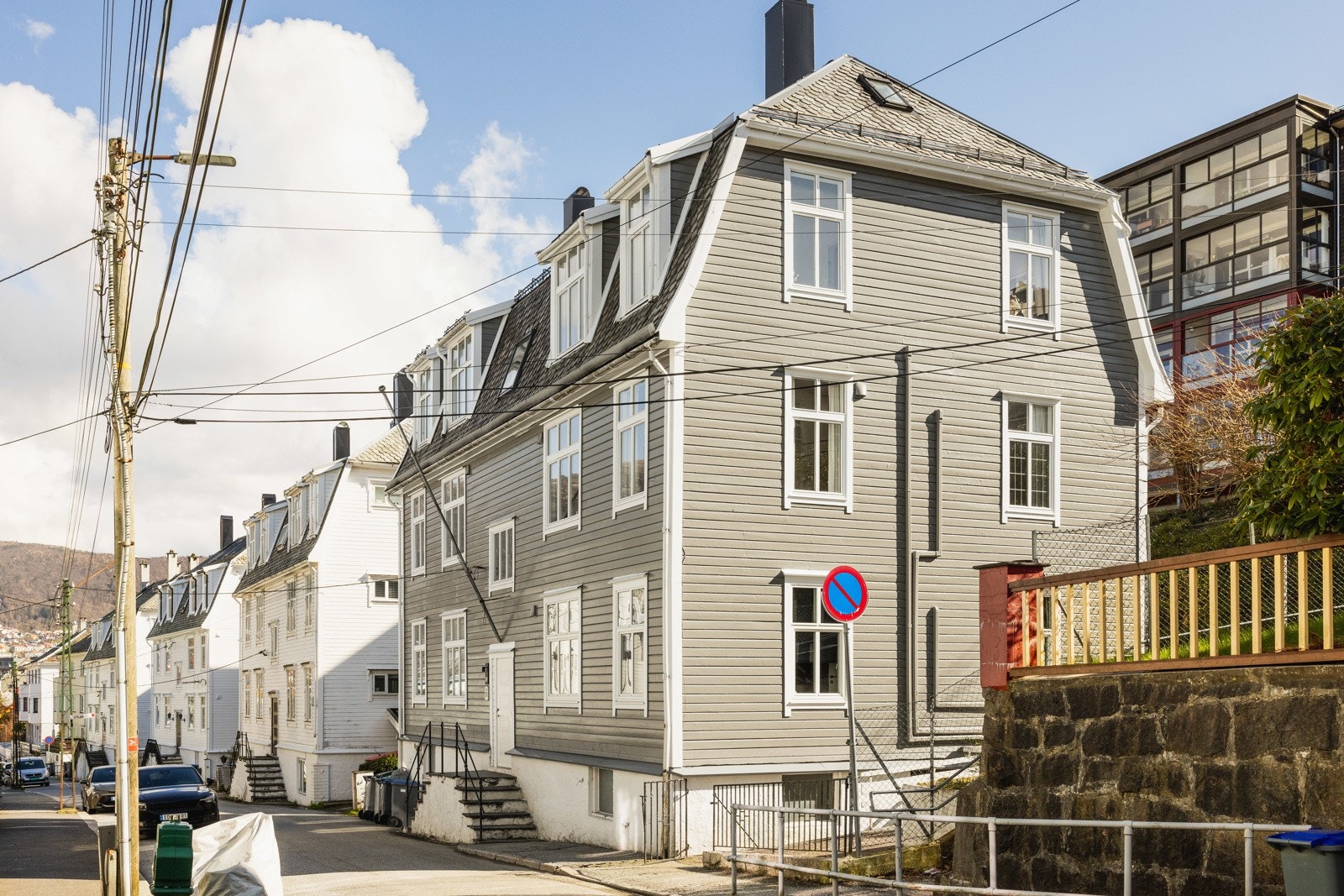 Sameiet disponerer en garasje, og en parkeringsplass foran garasjen Galleribilde
