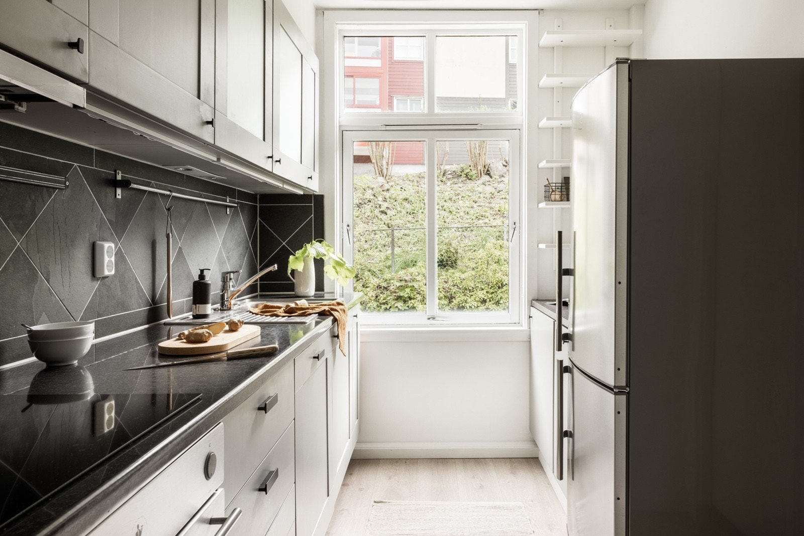 Kjøkkenet ble pusset opp i 2019 med nytt gulv og maling av vegger. Galleribilde