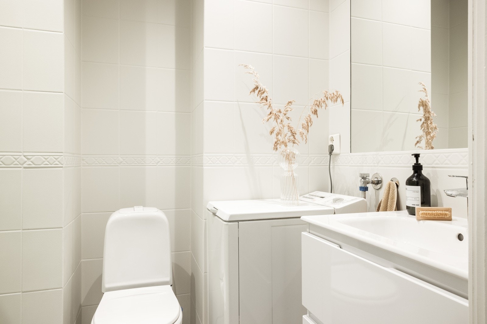 På høyre side av entréen ligger badet, som er helfliset med innfelte downlights i tak og varmekabler i gulv. Galleribilde