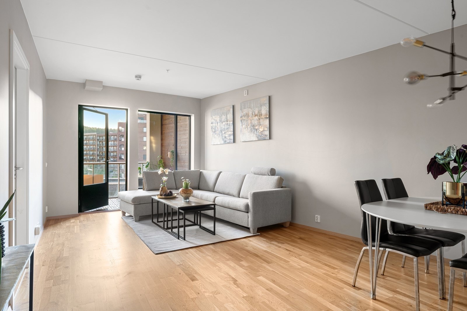 Leiligheten er gjennomgående og har to balkonger. Galleribilde