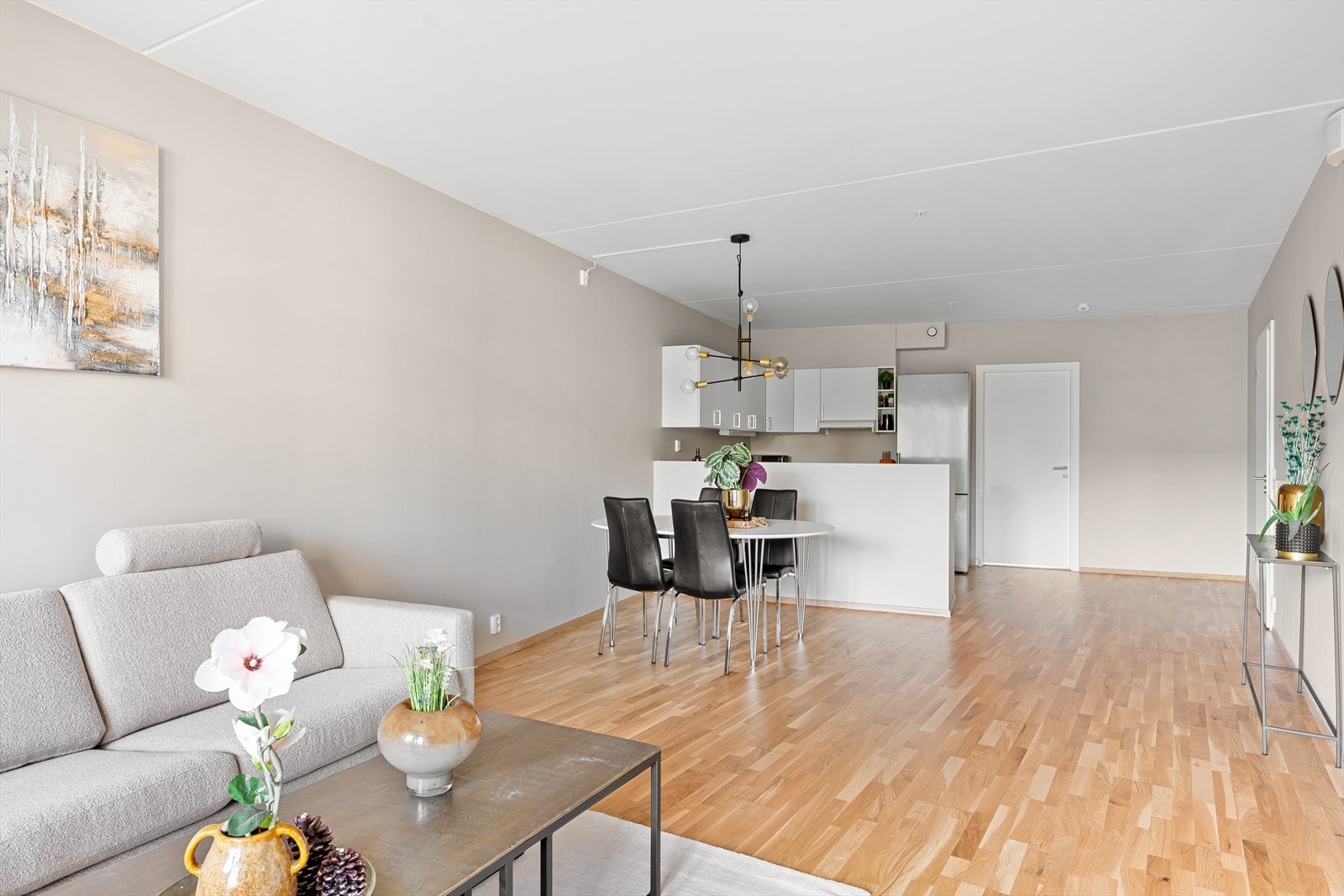 Det er god plass til spisebord mellom stue og kjøkken. Galleribilde