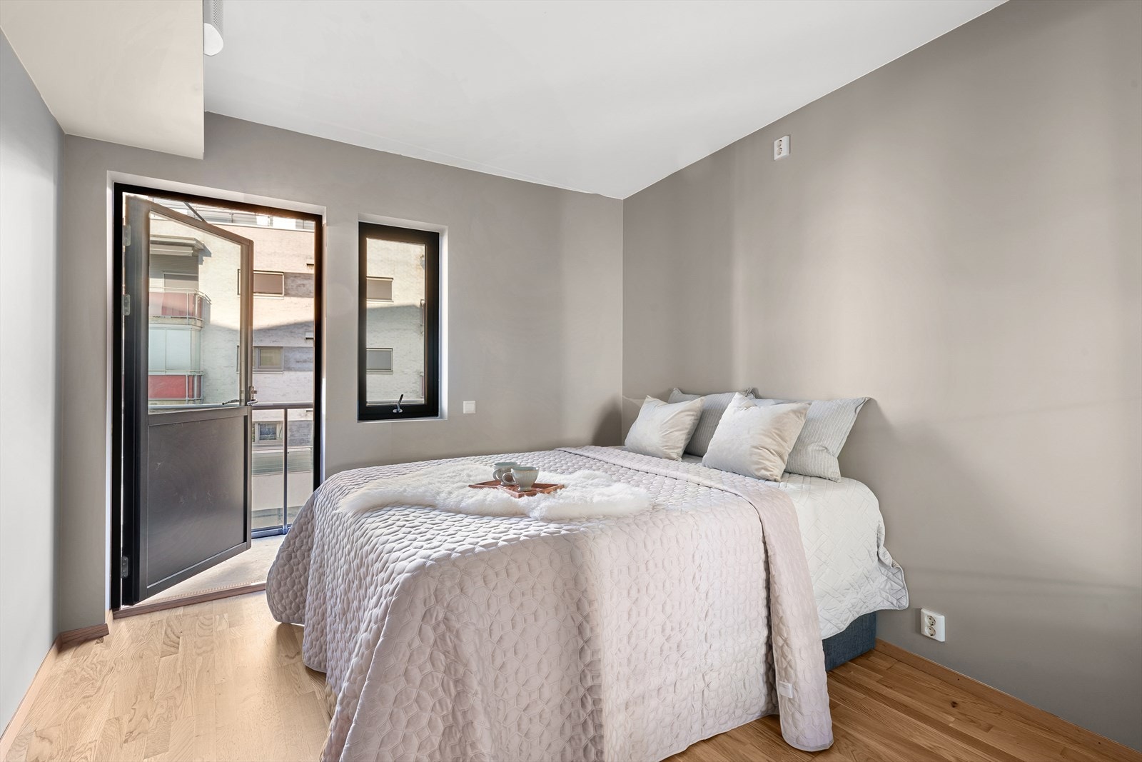 Soverom 1 med utgang til egen balkong. Galleribilde