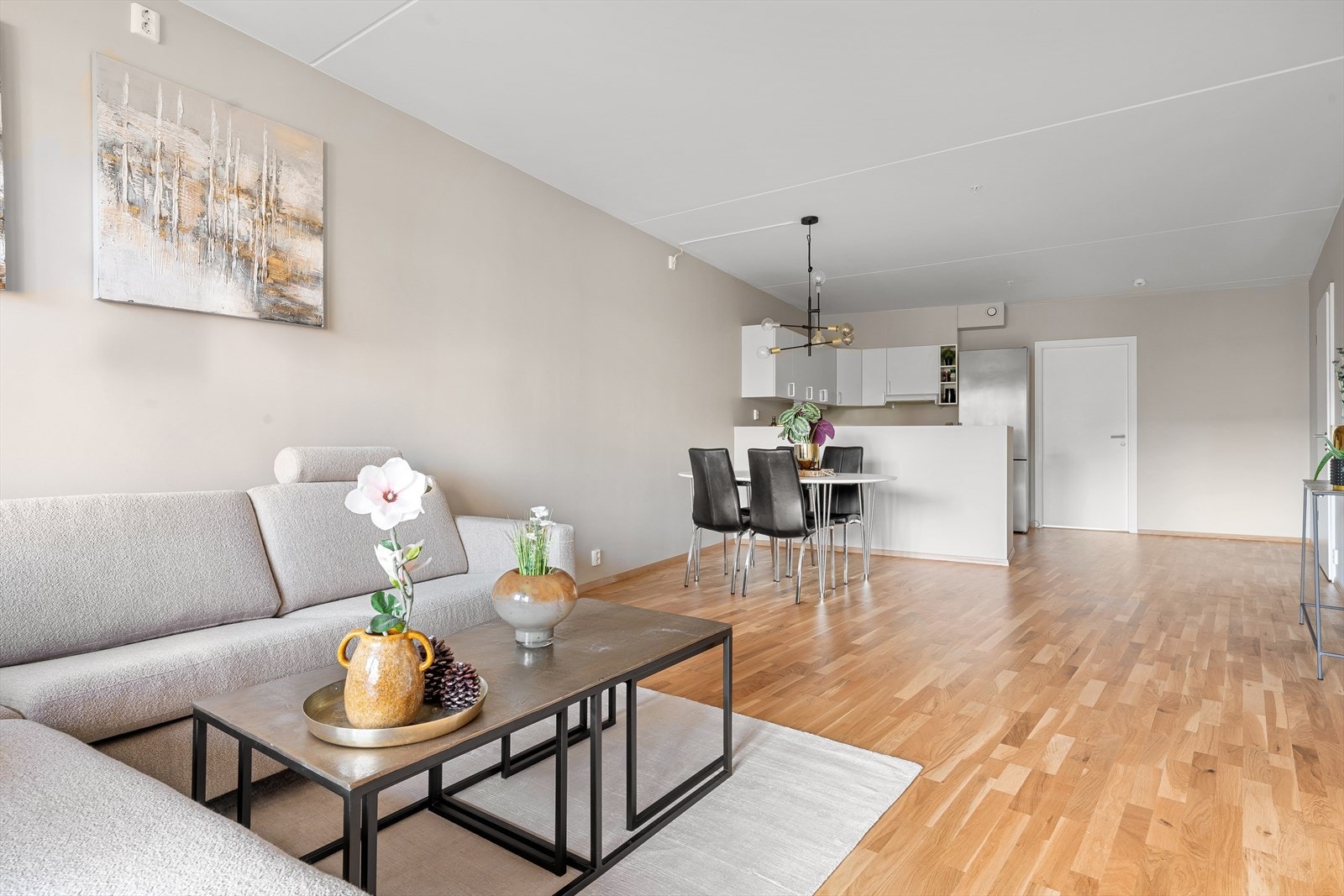 Det er god plass til spisebord mellom stue og kjøkken. Galleribilde