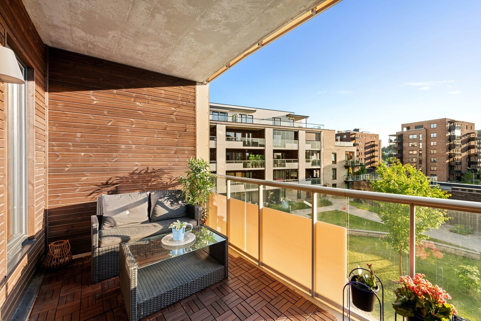 Leiligheten ligger i grønne omgivelser med flotte turområ
der. Galleribilde