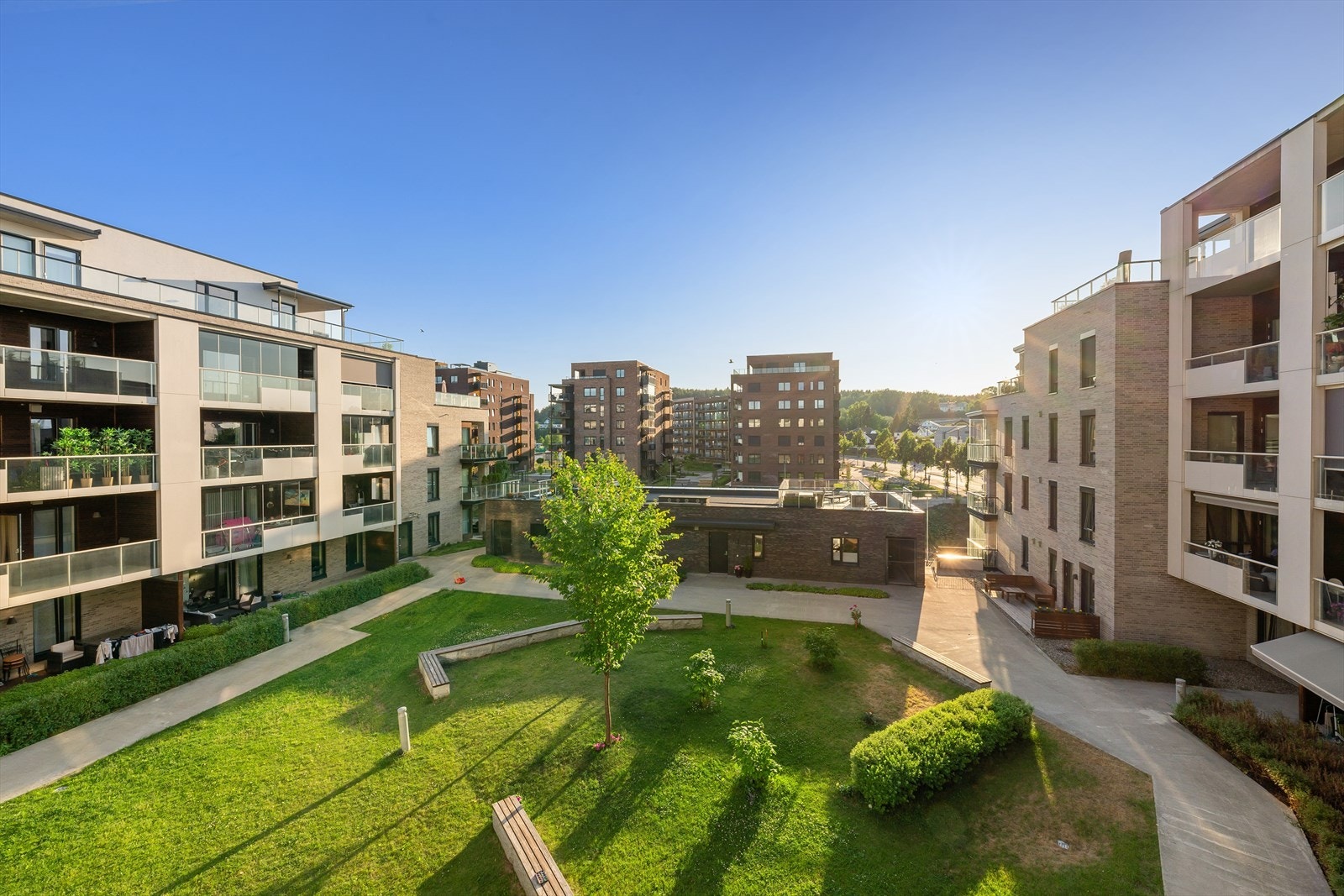 Det er gangavstand til både togstasjon, buss og Strømmen Storsenter. Galleribilde