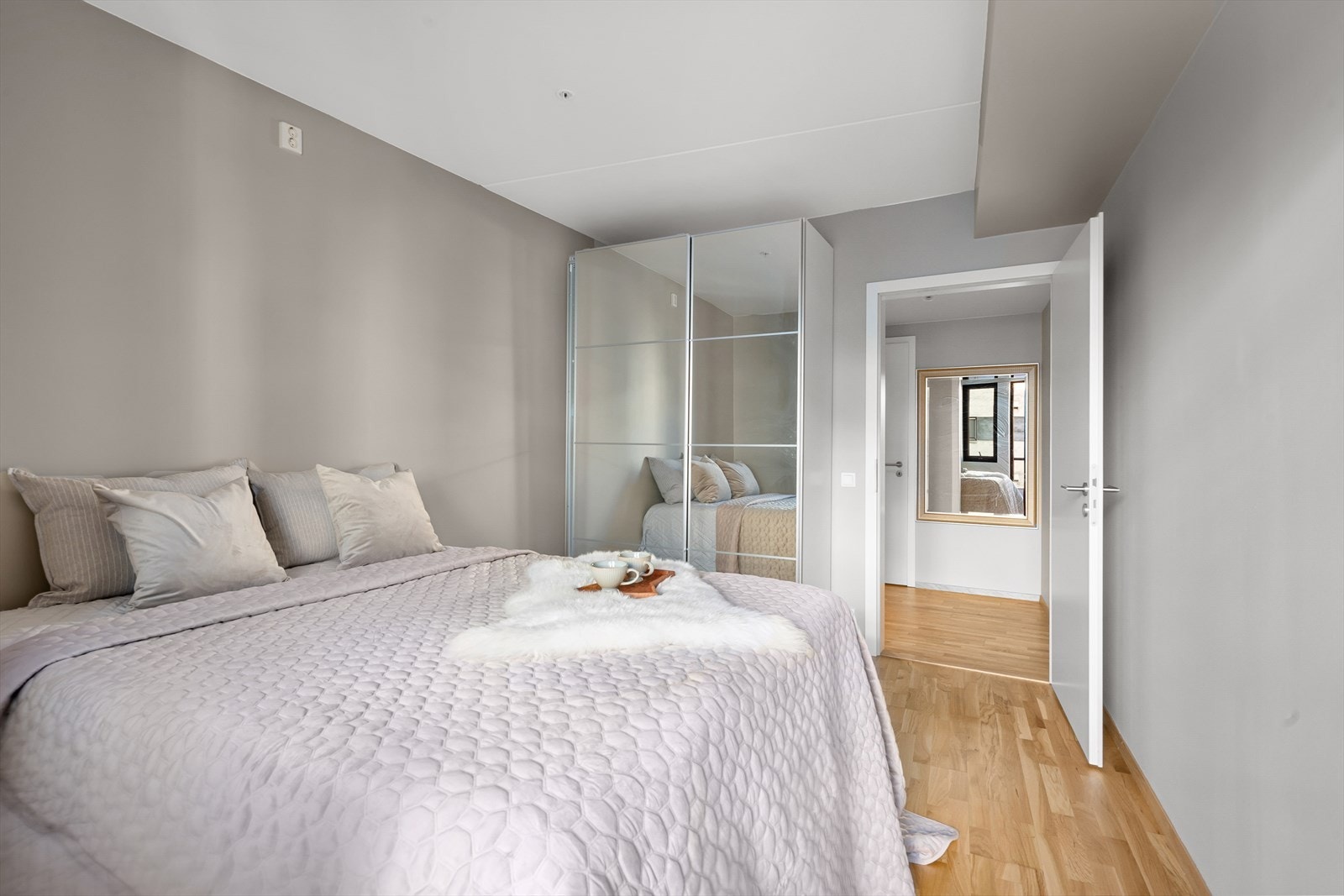 Soverom 1 med utgang til egen balkong. Galleribilde