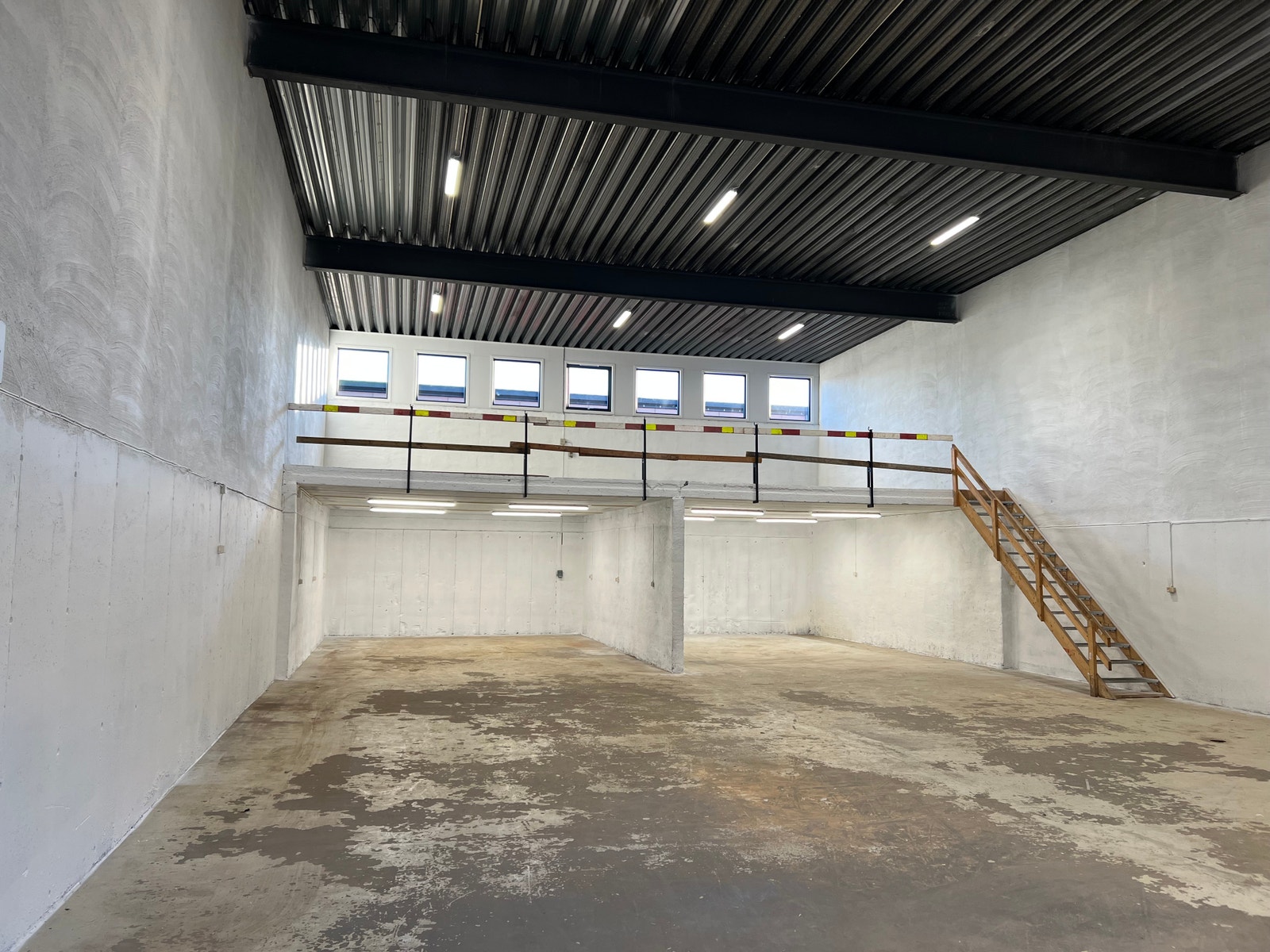 Hall A, god takhøyde og ny LED belysning og kjøreport. Det er også montert ny varmepumpe i taket (etter at bildet ble tatt). Galleribilde