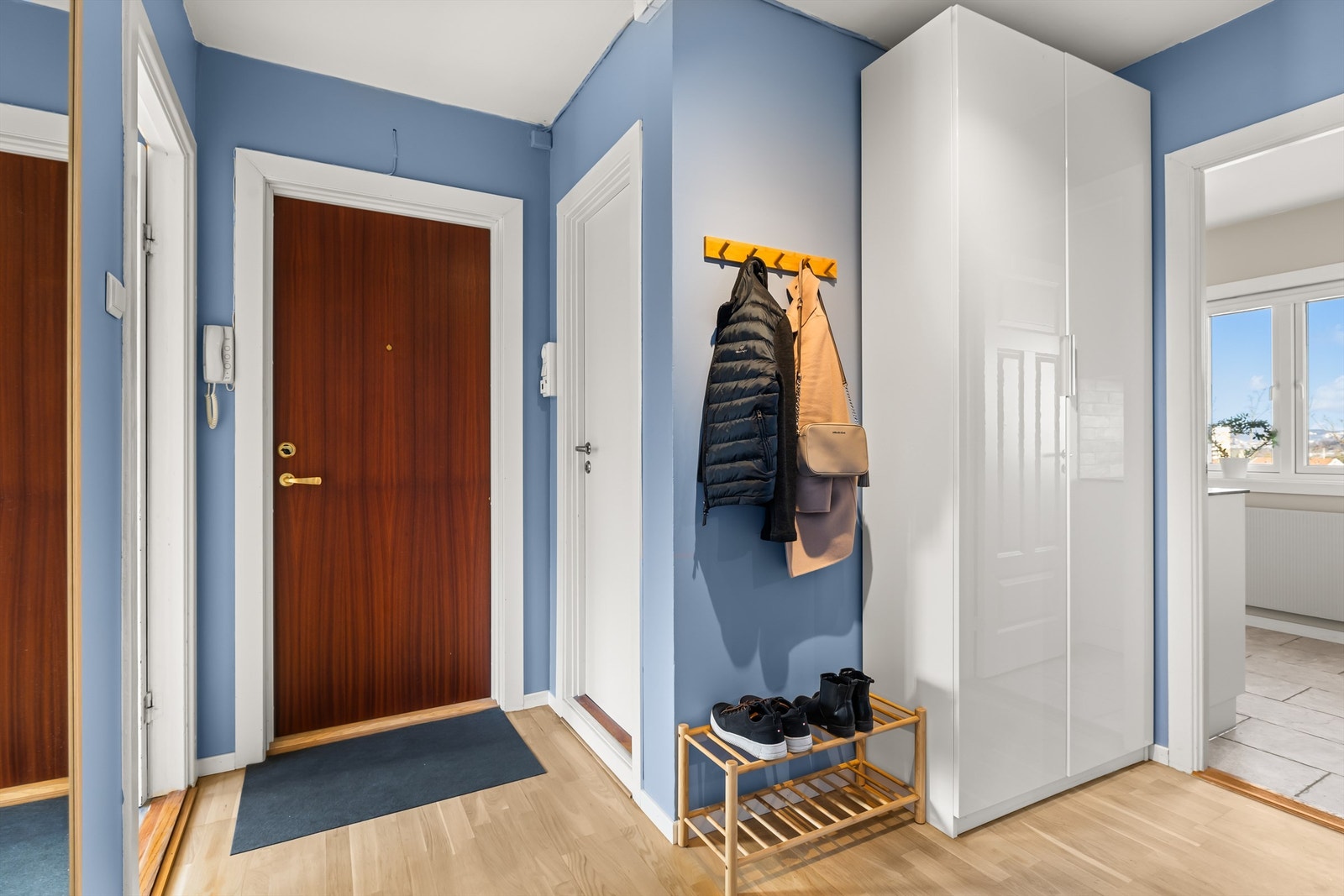 Entre med garderobe Galleribilde