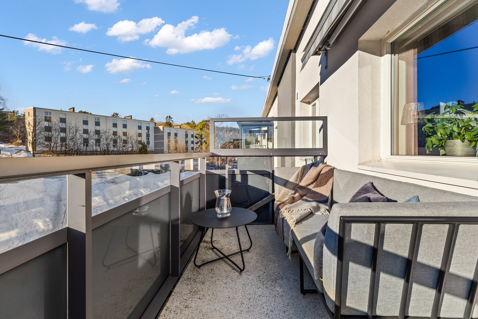 Vestvendt solrik balkong Galleribilde