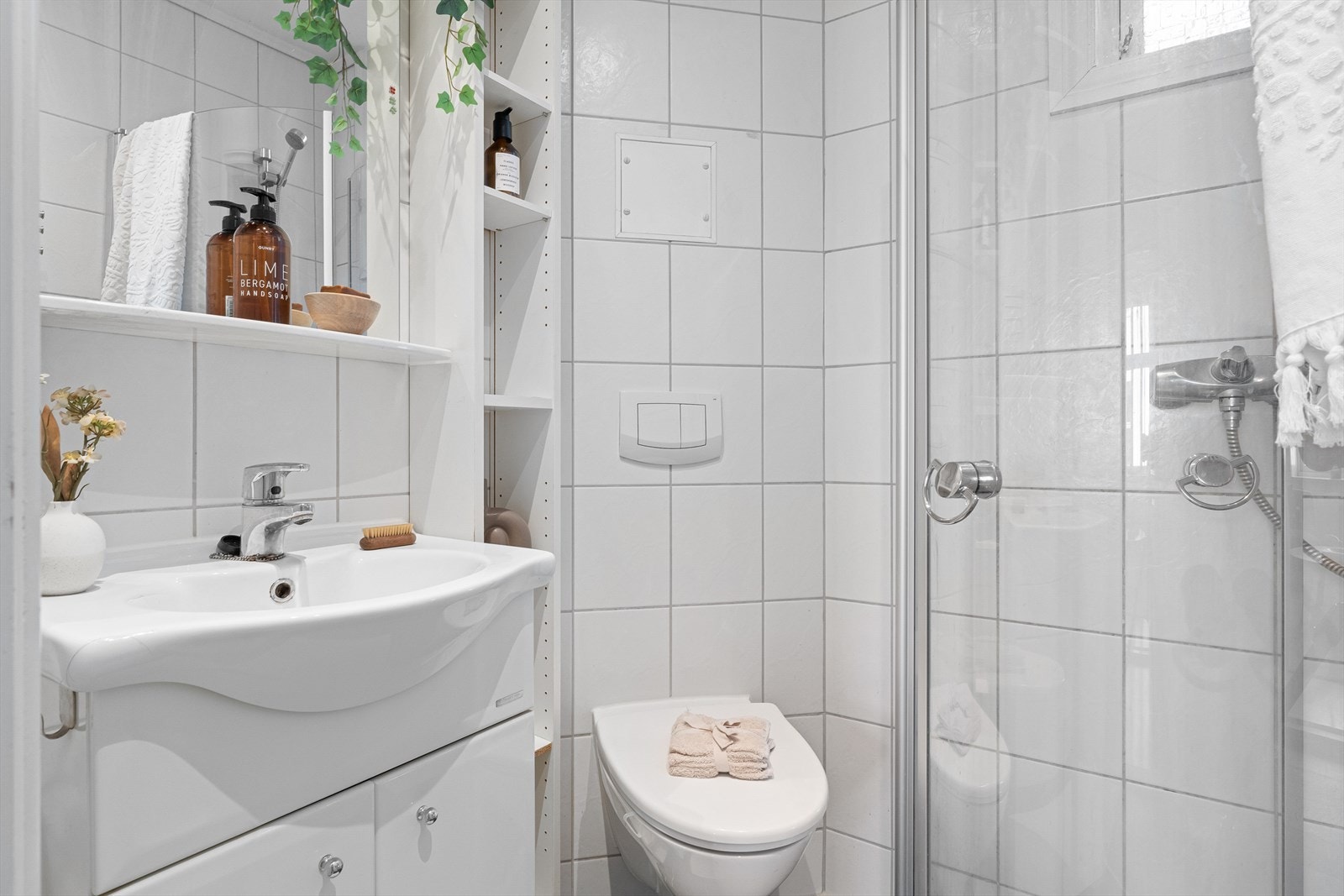 Badet har flislagte overflater med varmekabler i gulvet. Galleribilde