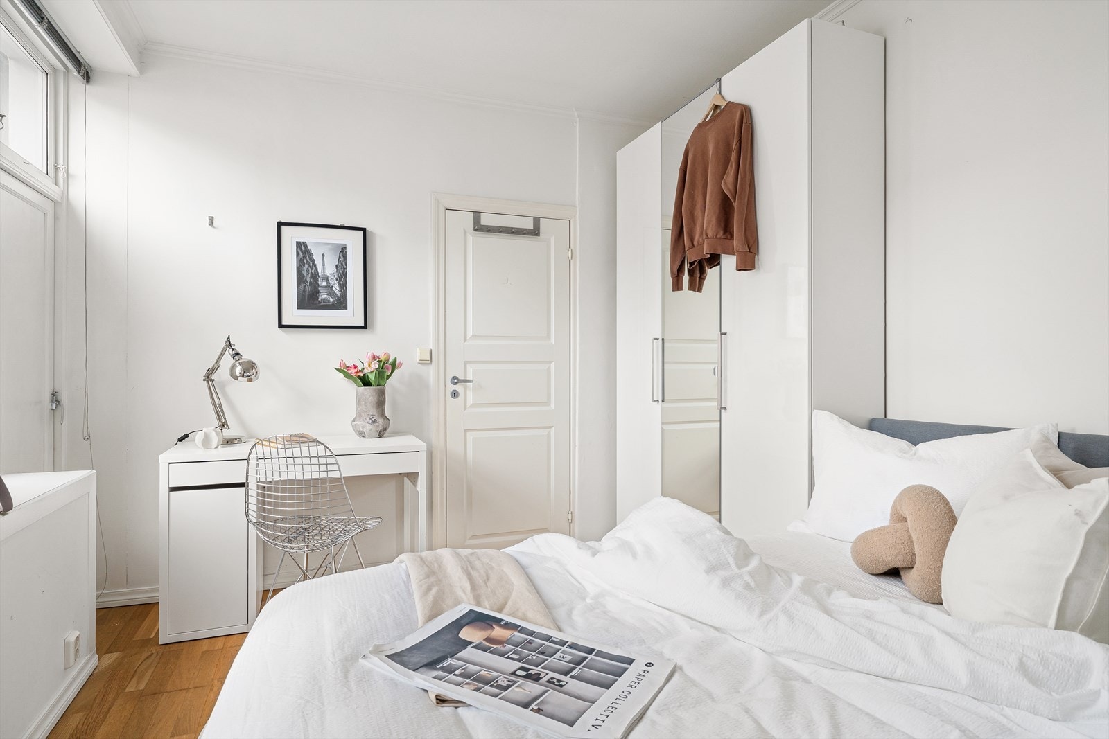Det er god plass til å møblere med dobbeltseng, garderobeløsning og skrivepult på begge rommene. Galleribilde