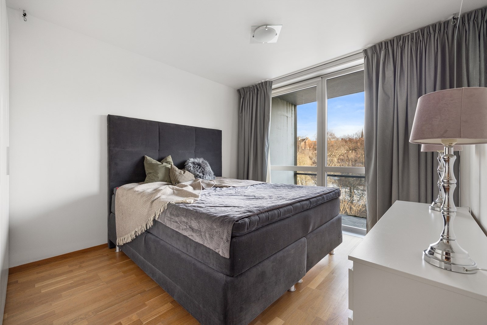 Romslig soverom beliggende mot bakgård. Har er det god plass til dobbeltseng. Galleribilde