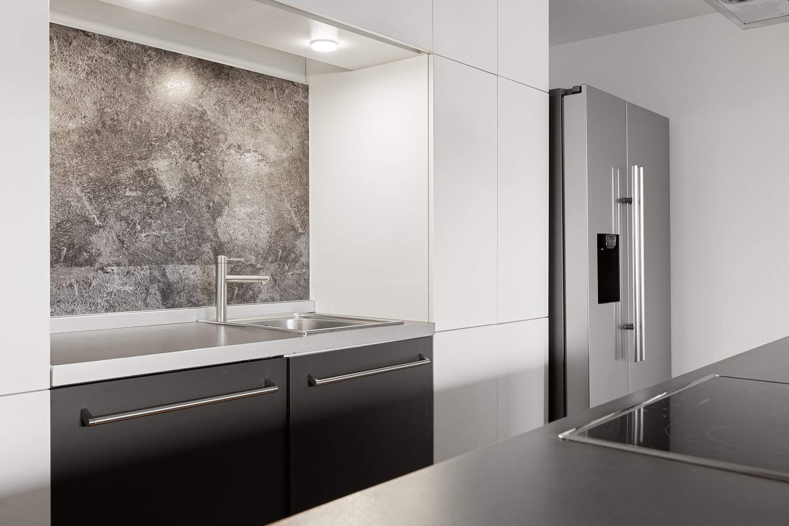 Det er rikelig med skapplass i kjøkkenets innredning. Galleribilde