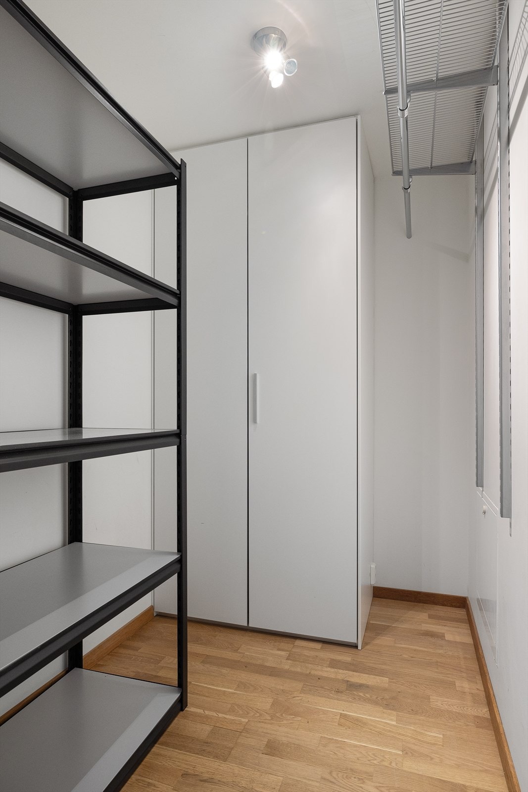 Romslig innvendig bod i leiligheten. Galleribilde