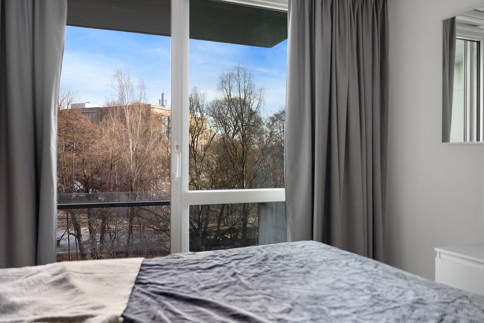 Utgang fra soverommet til balkong på ca. 4 kvm. Galleribilde