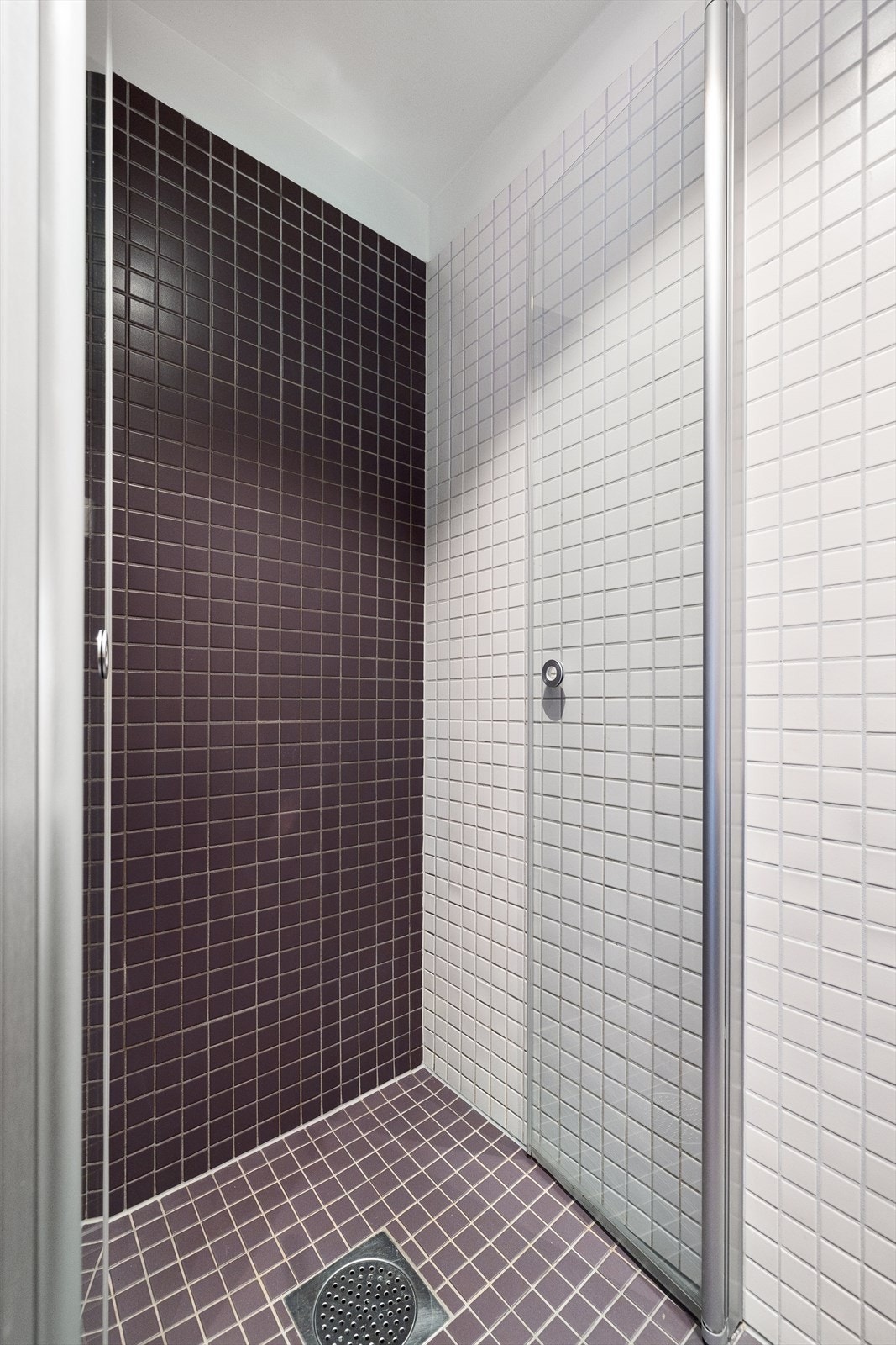 Dusjnisje med innfellbare dører. Galleribilde