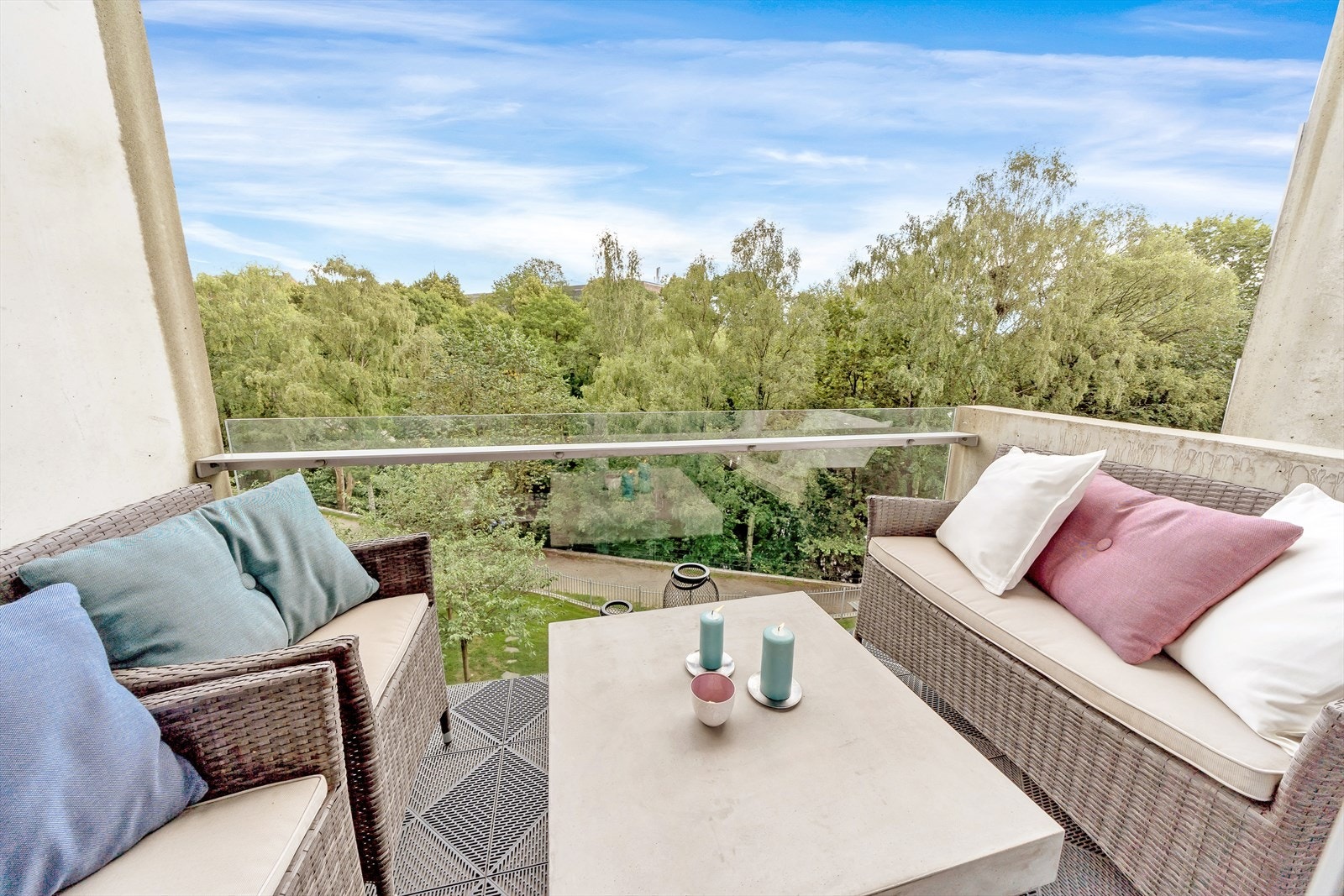 Bildet fra balkongen med utgang fra soverommet på sommerstid. Galleribilde