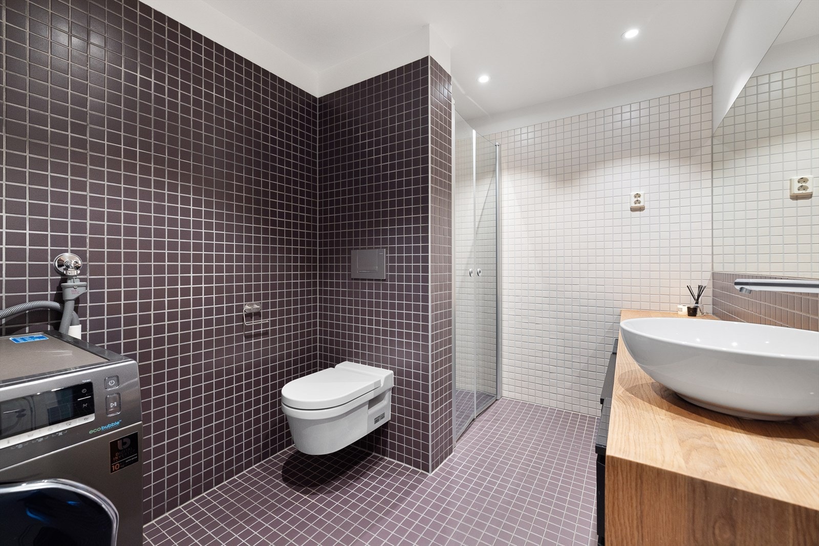 Stort tidløst baderom med gulvvarme og plass til vaskesøyle. Galleribilde