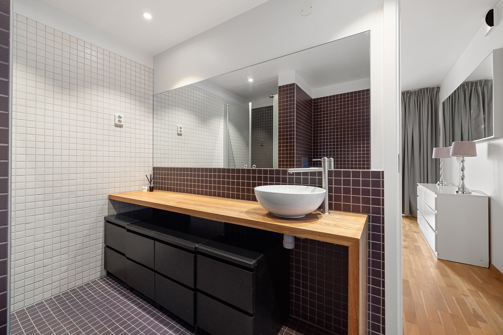 Godt med lagringsmuligheter og stort speil gjør at rommet virker større. Galleribilde