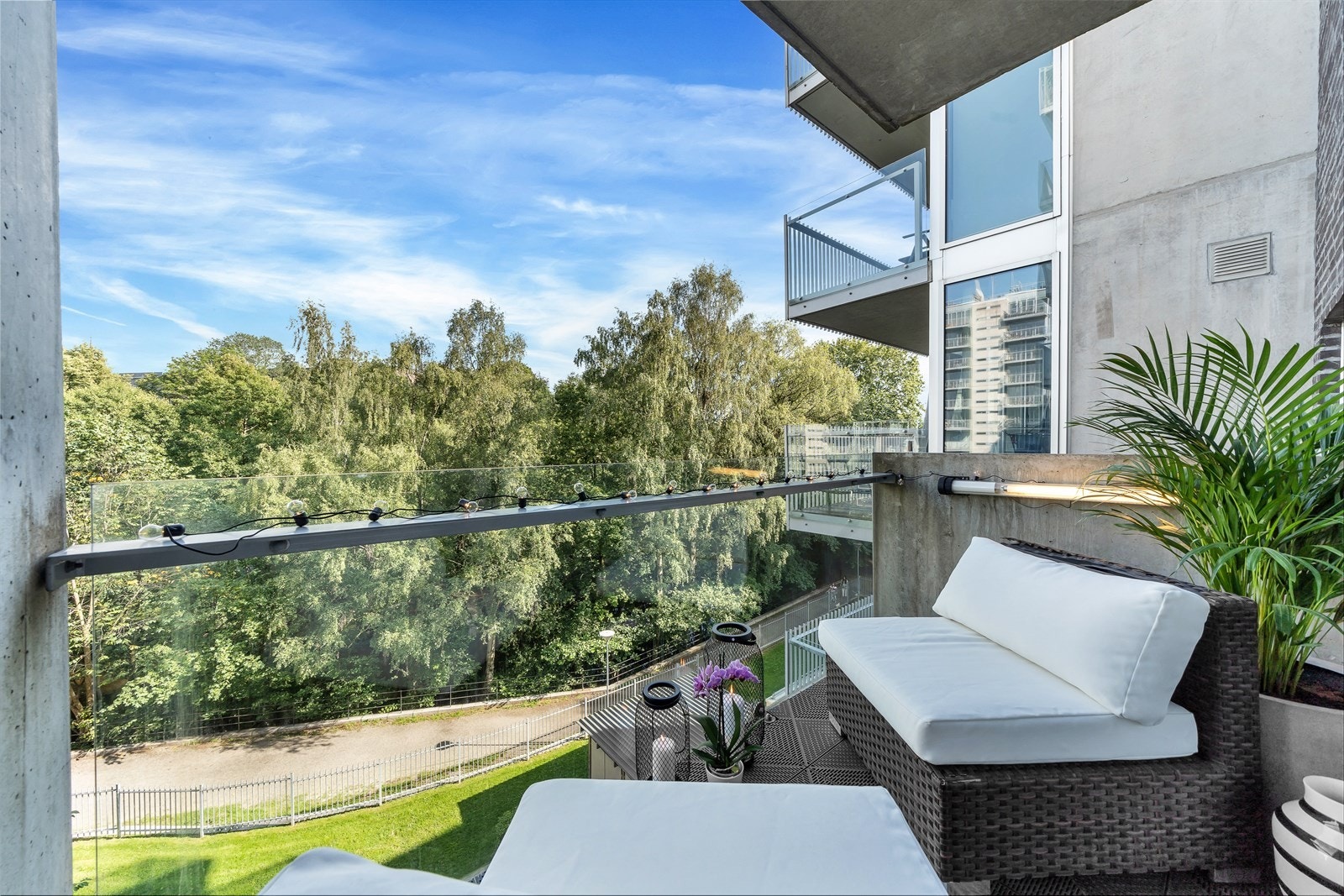 Leiligheten har to flotte balkonger som vender mot bakgård/Akerselven. Her er et tidligere bilde fra sommerstid. Galleribilde