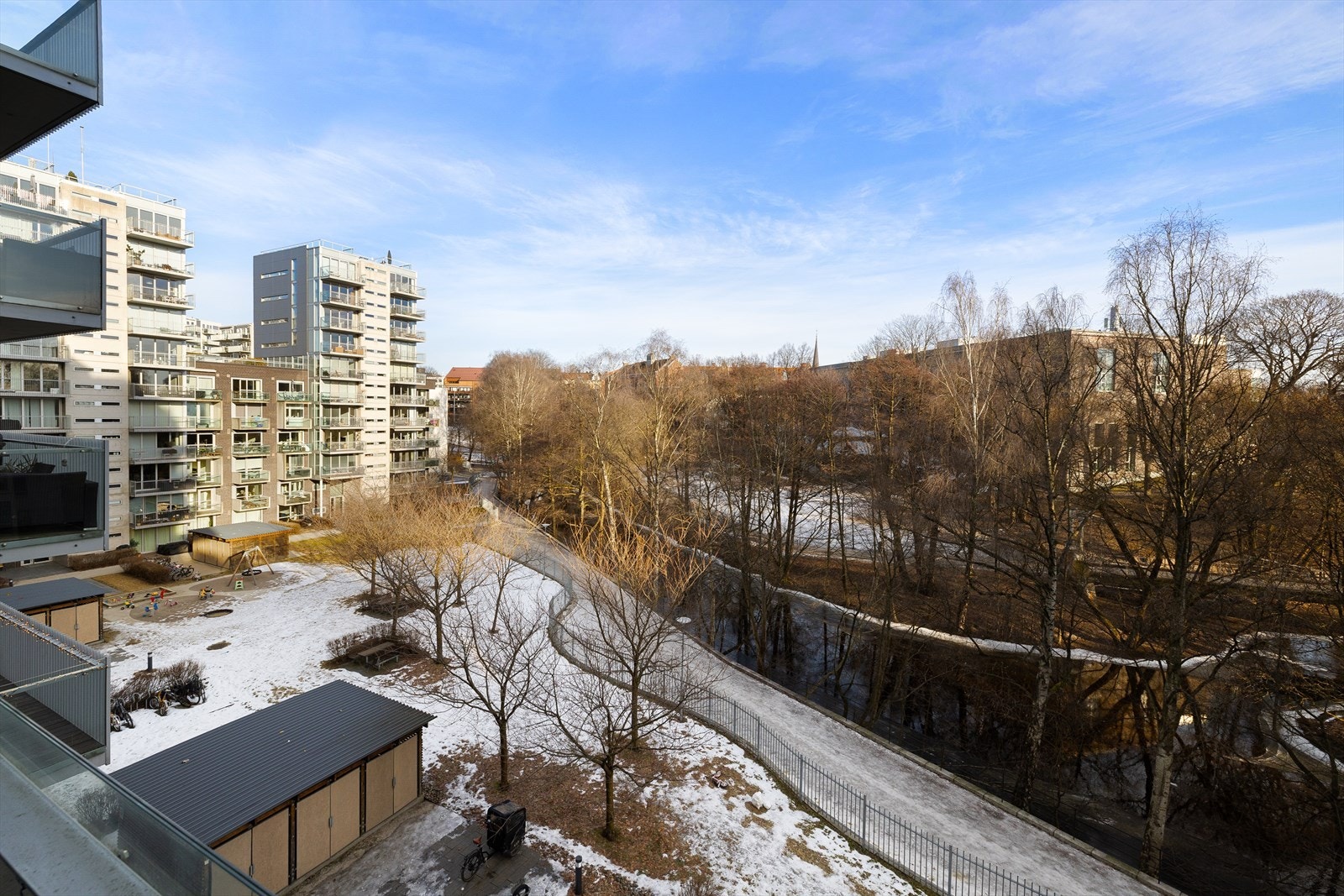 Utsyn fra leiligheten til bakgård. Galleribilde
