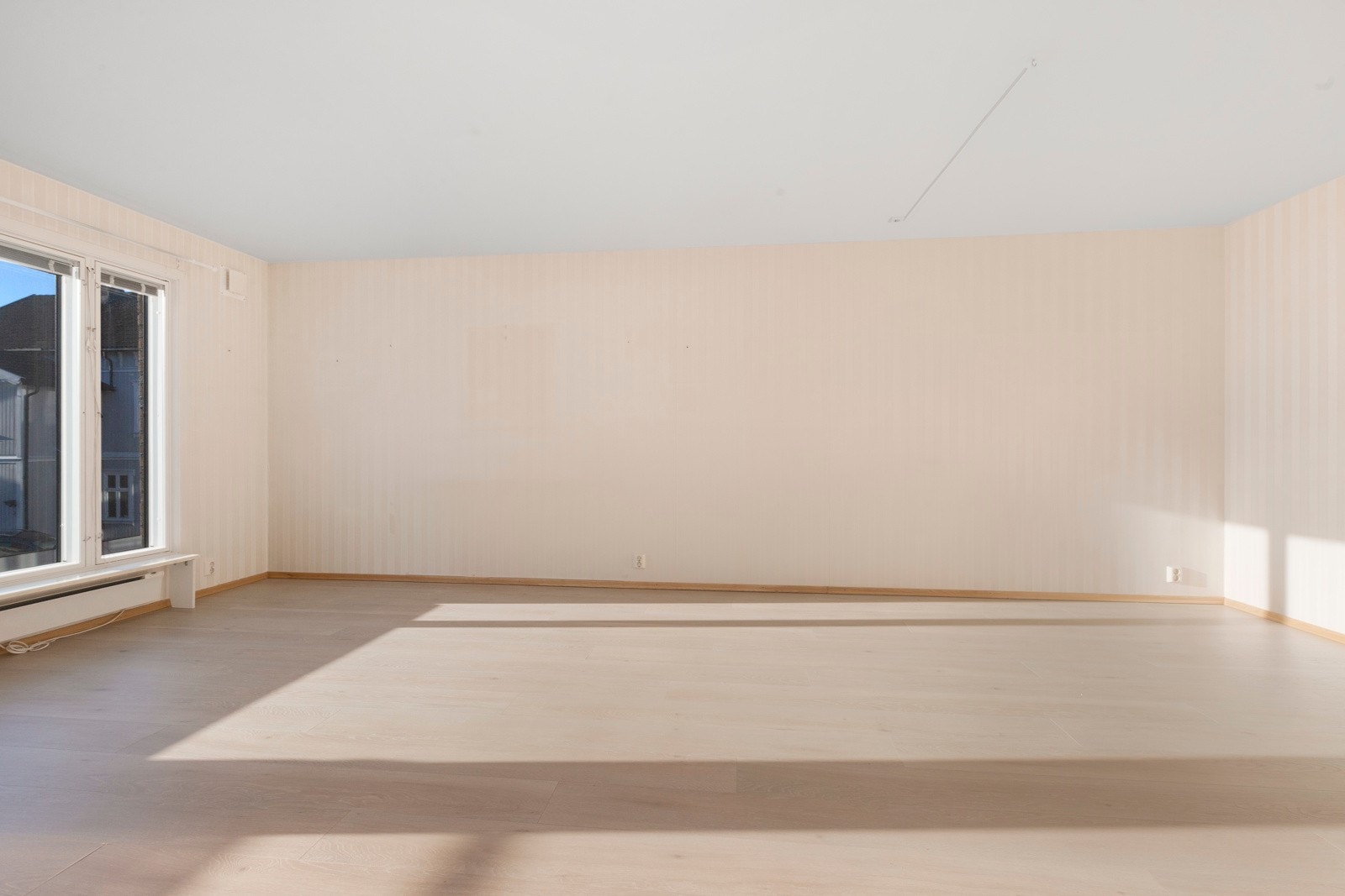 Naturlig plass til både spisestue og sofagruppe Galleribilde